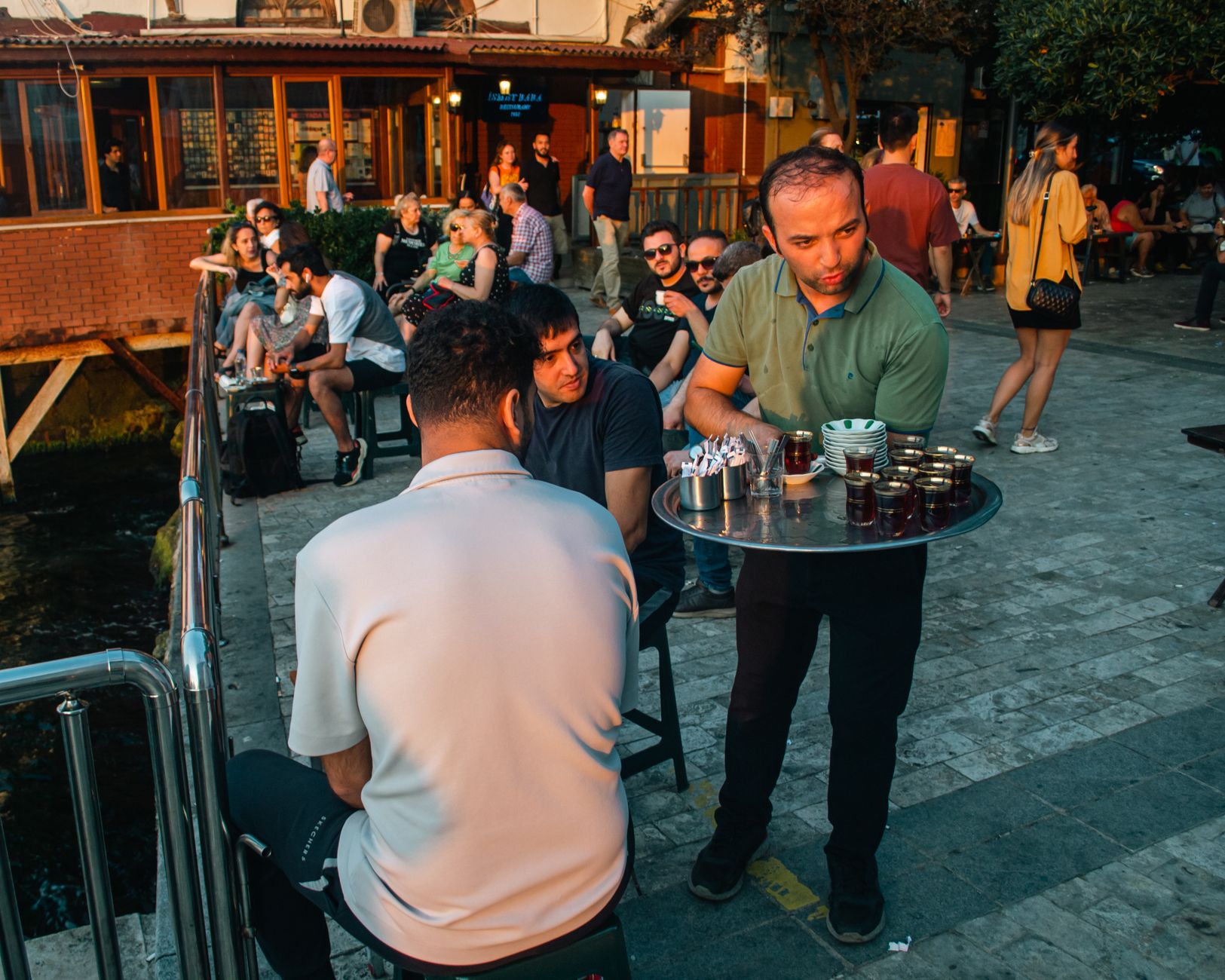 Camarero atendiendo una terraza en el Barri Gòtic de Barcelona