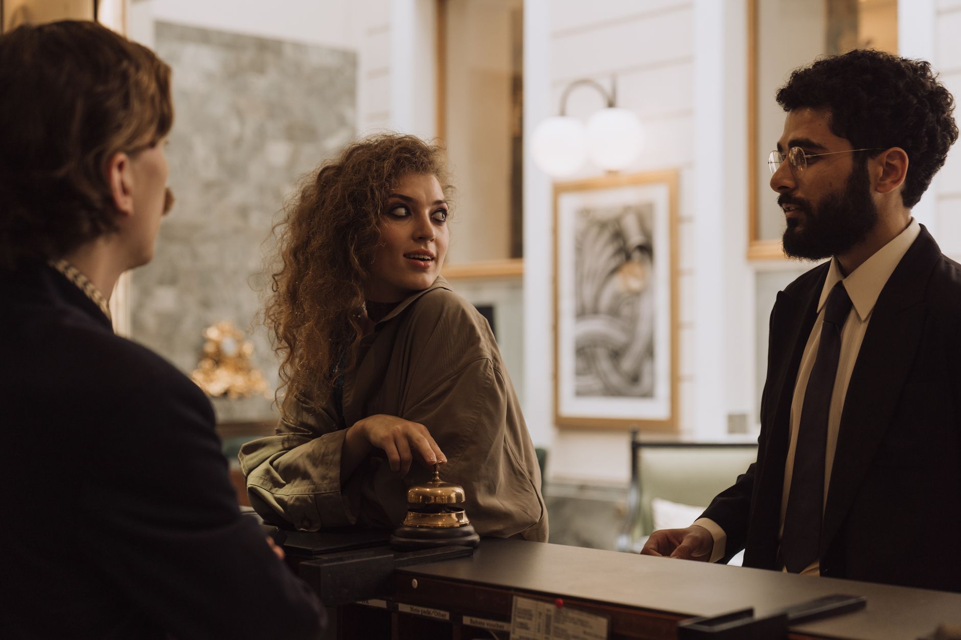 Recepción de un hotel en el centro de Barcelona con turistas internacionales