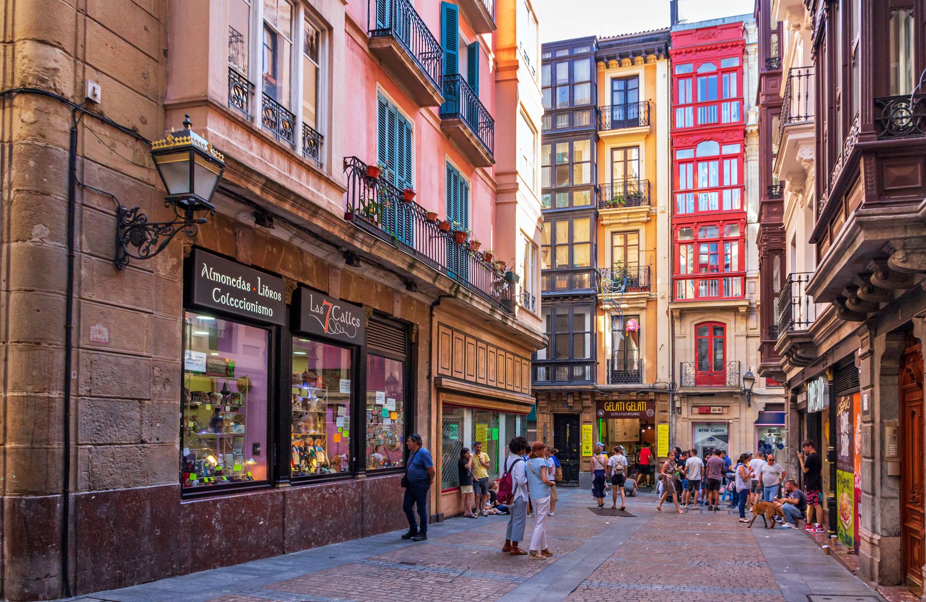 Evaluador de mystery shopper en Bilbao revisando la experiencia de servicio en bar de pintxos