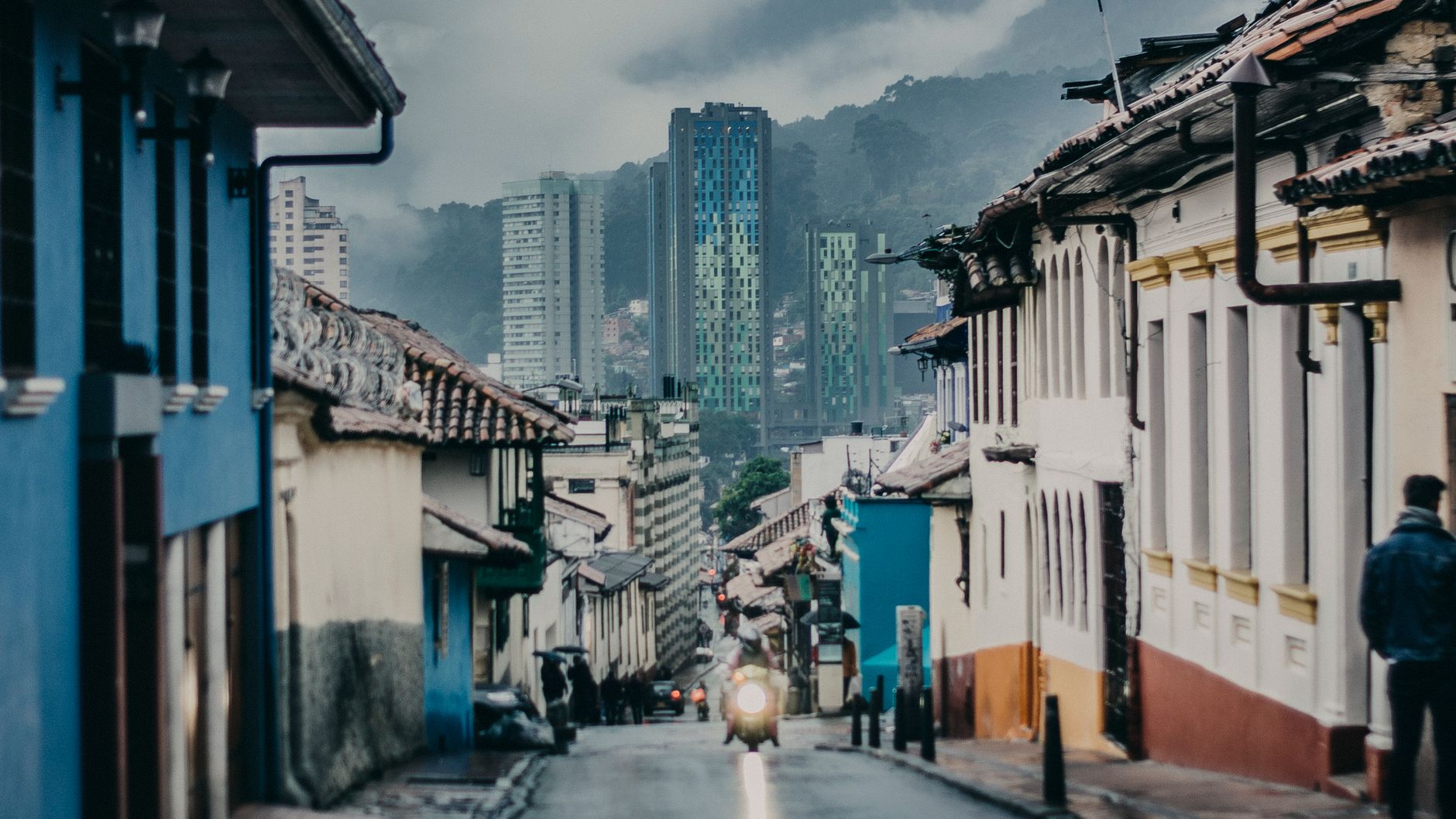 Vista urbana de Bogotá, capital de Colombia, con actividad comercial