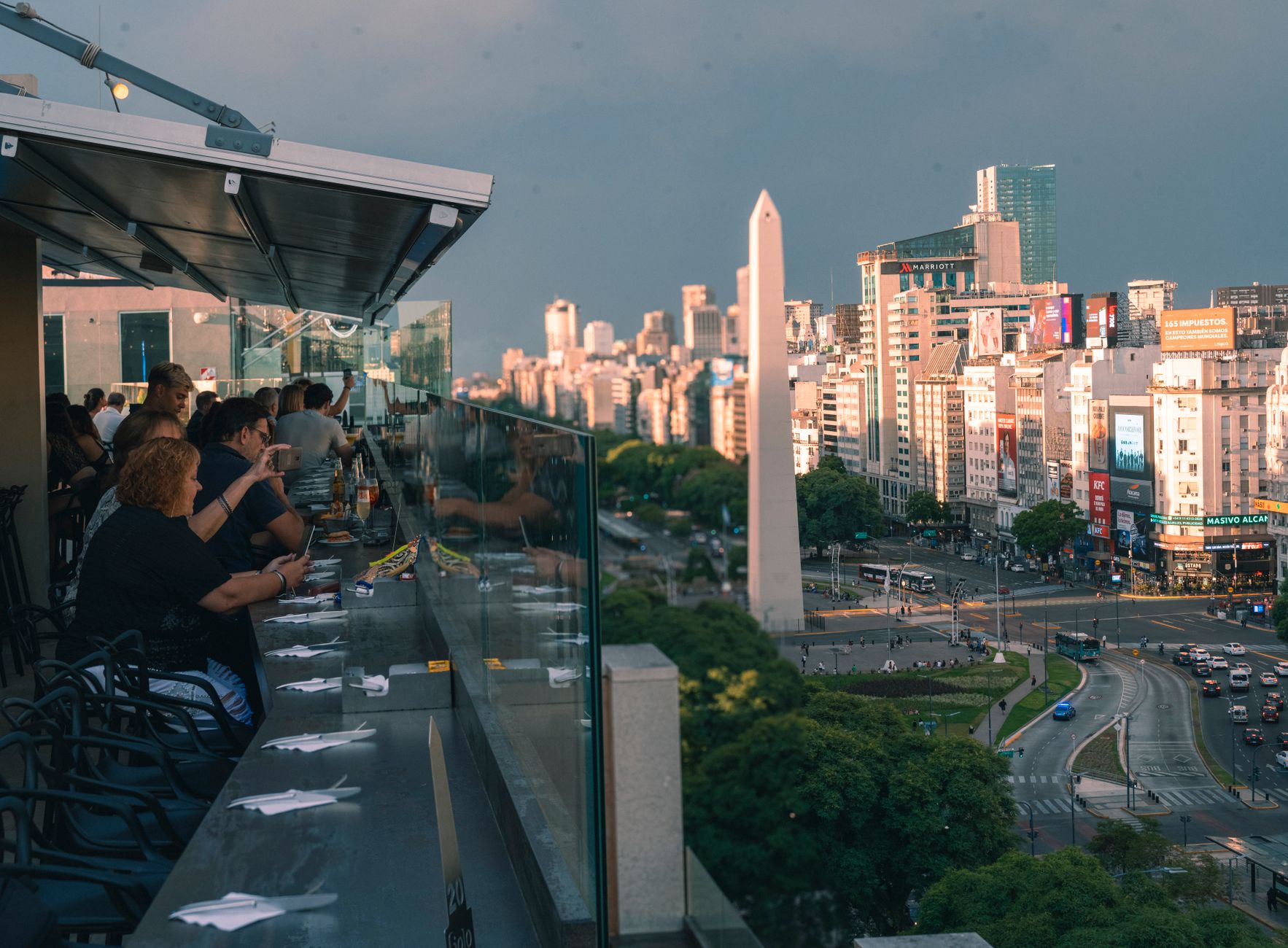 Camarero atendiendo una mesa en un restaurante porteño de Buenos Aires