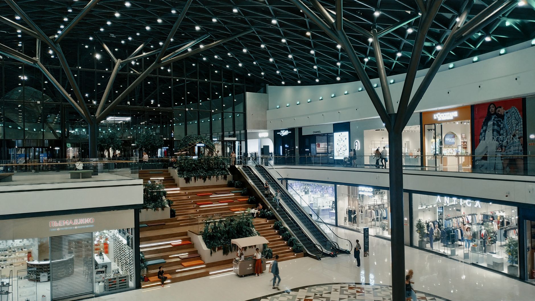 Interior de un centro comercial con clientes comprando en Buenos Aires