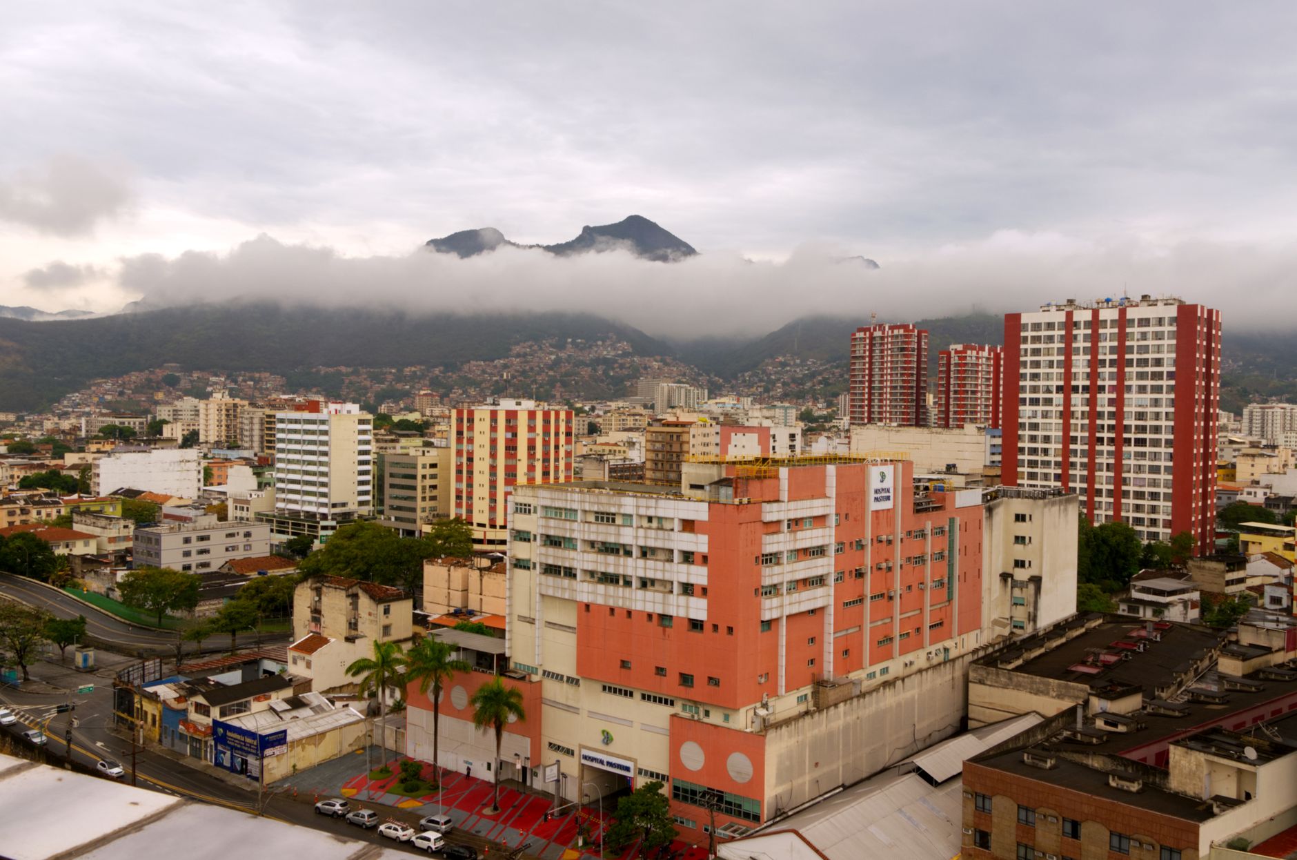 Camarero atendiendo una mesa en un restaurante de Caracas