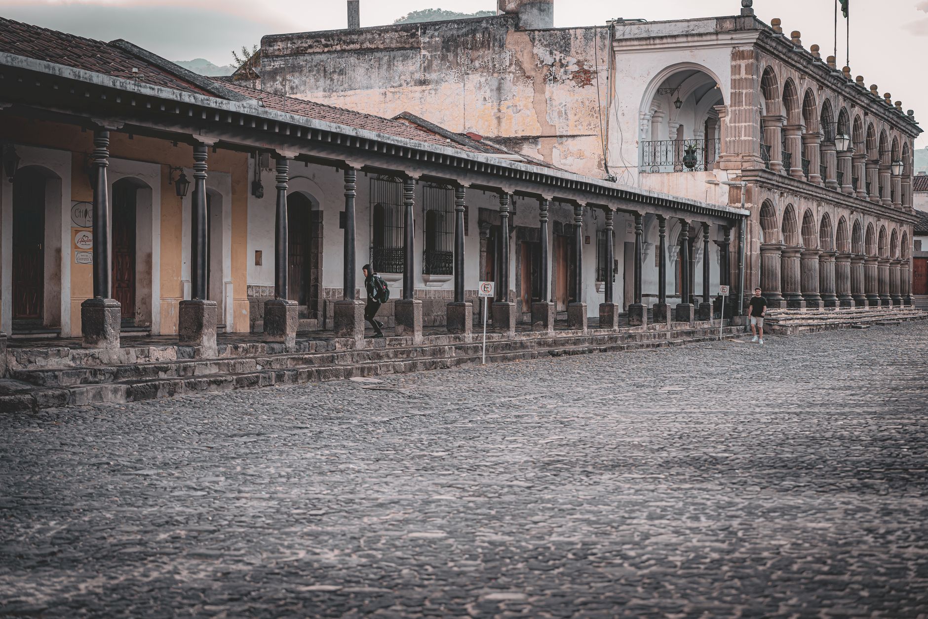 Calle y arquitectura del centro de Ciudad de Guatemala, sede de la mayoría de cadenas retail y bancarias del país