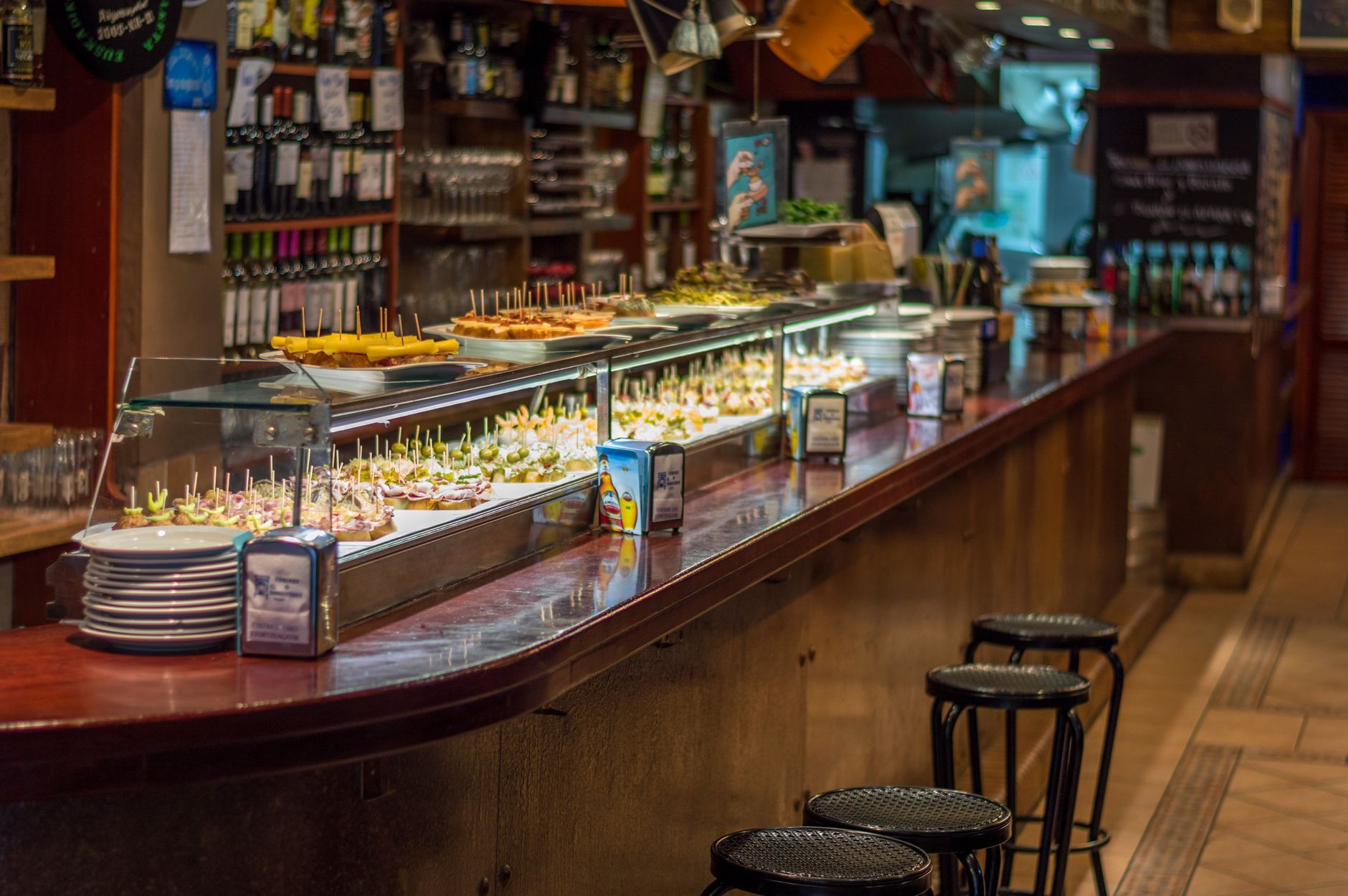 Bar de tapas manchego en Ciudad Real durante una evaluación de mystery diner