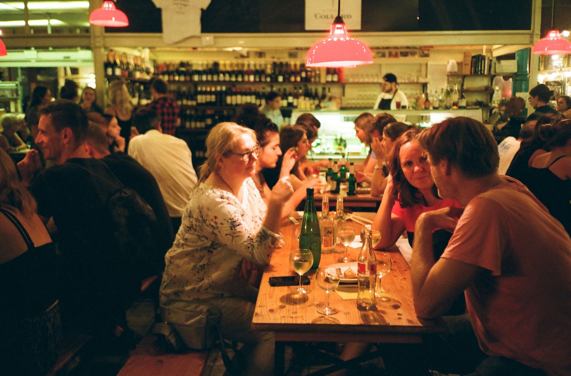 Comensales sentados a la mesa disfrutando de una comida en un restaurante