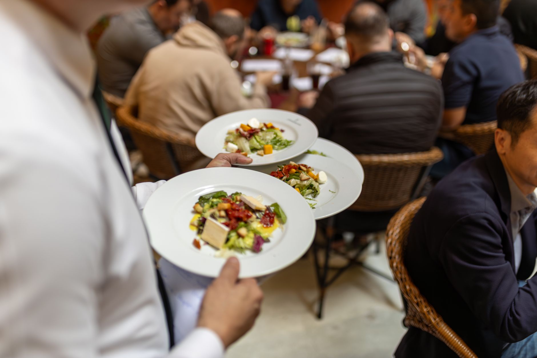 Camarero sirviendo el plato a un comensal durante una visita de mystery diner