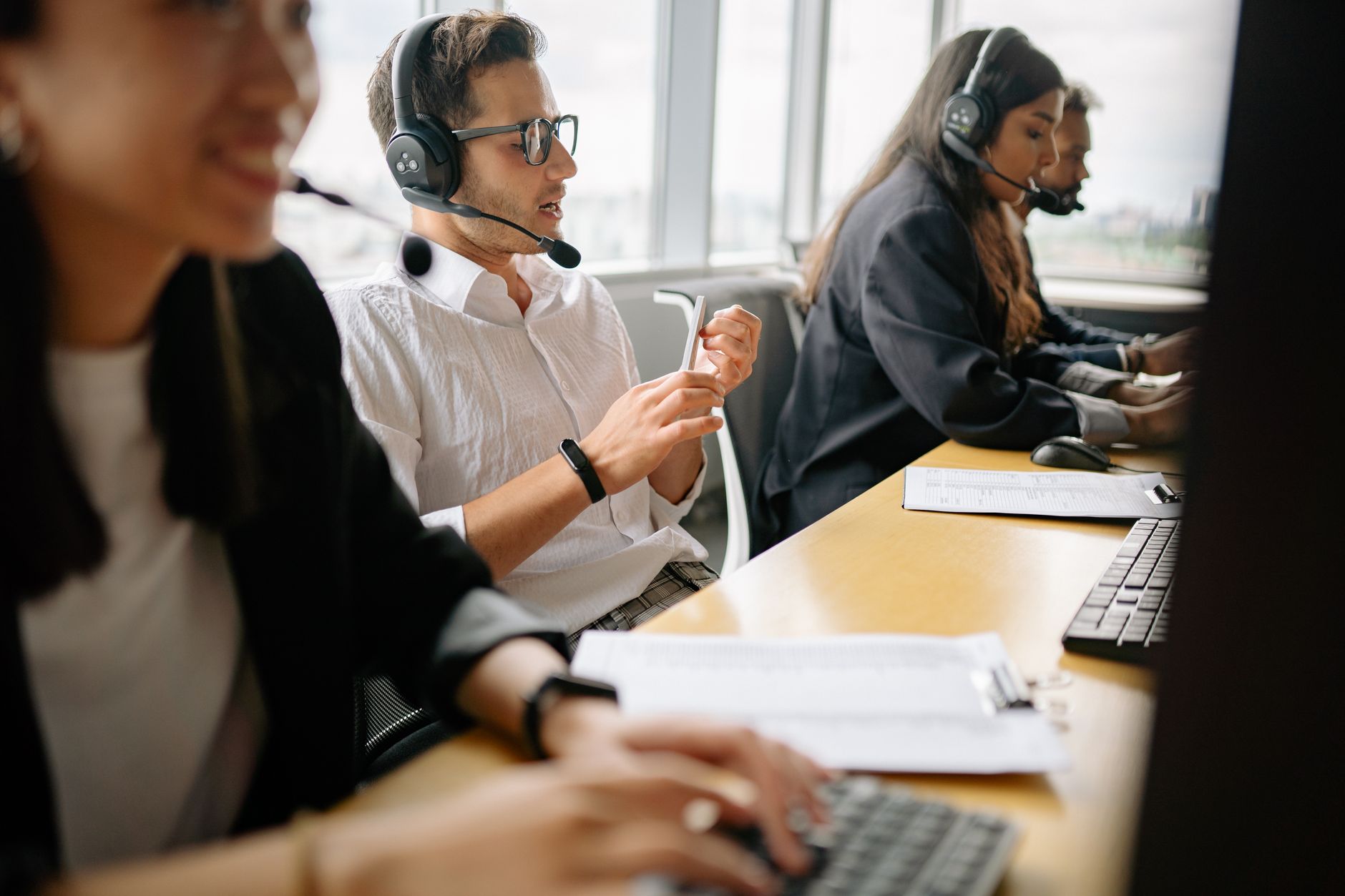 Agentes trabajando en un call center durante una evaluación de experiencia de cliente en Córdoba