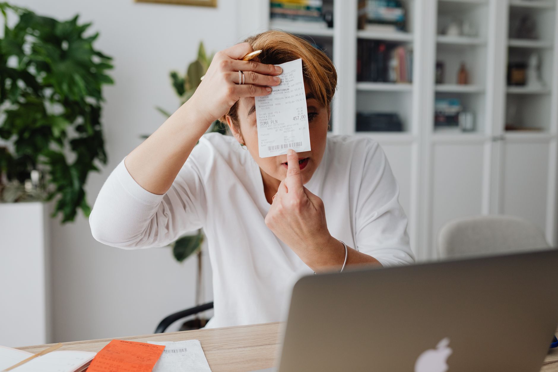 Persona gestionando facturas y pagos de tareas de mystery shopper desde el ordenador