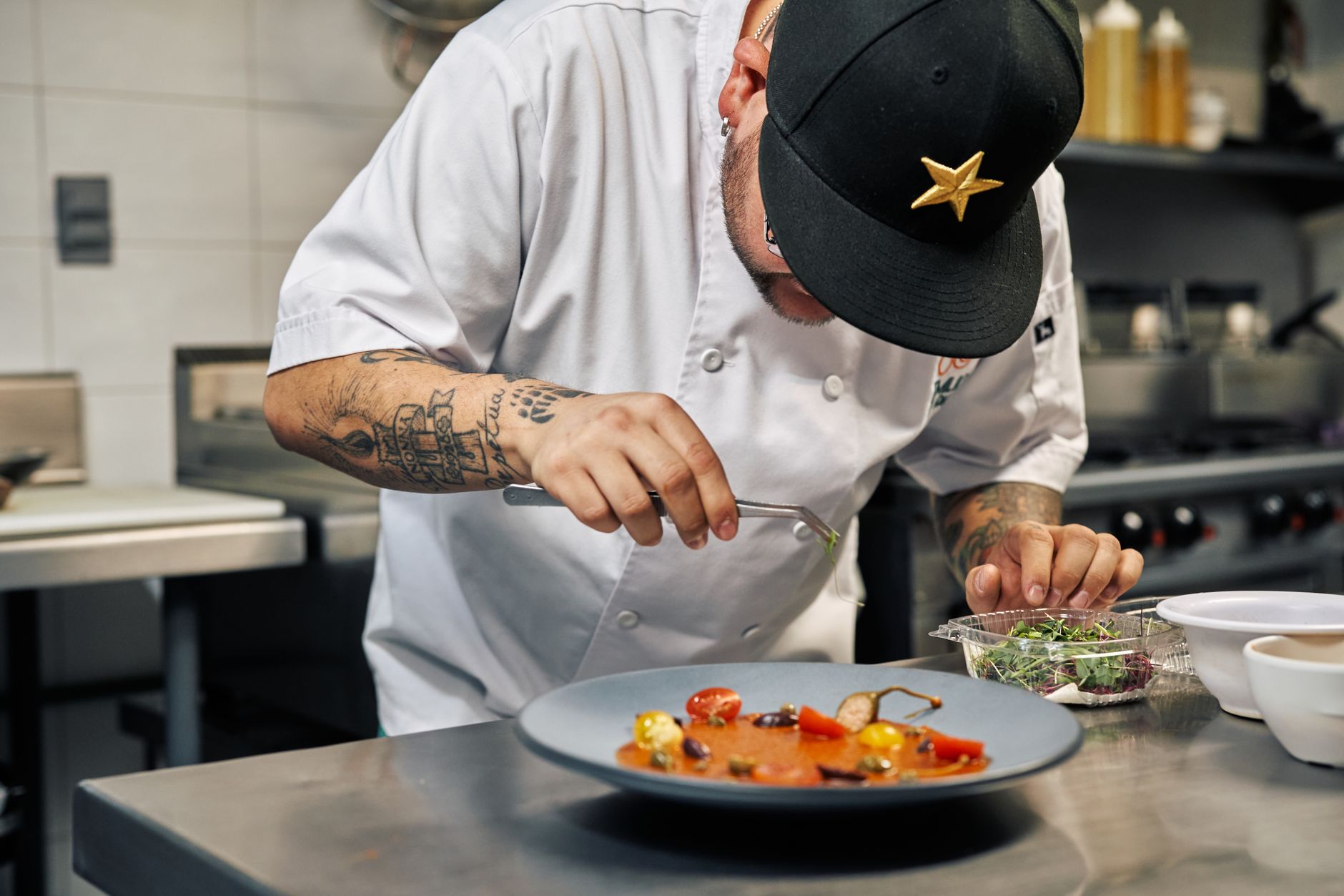 Chef emplatando un plato gourmet en la cocina de un restaurante