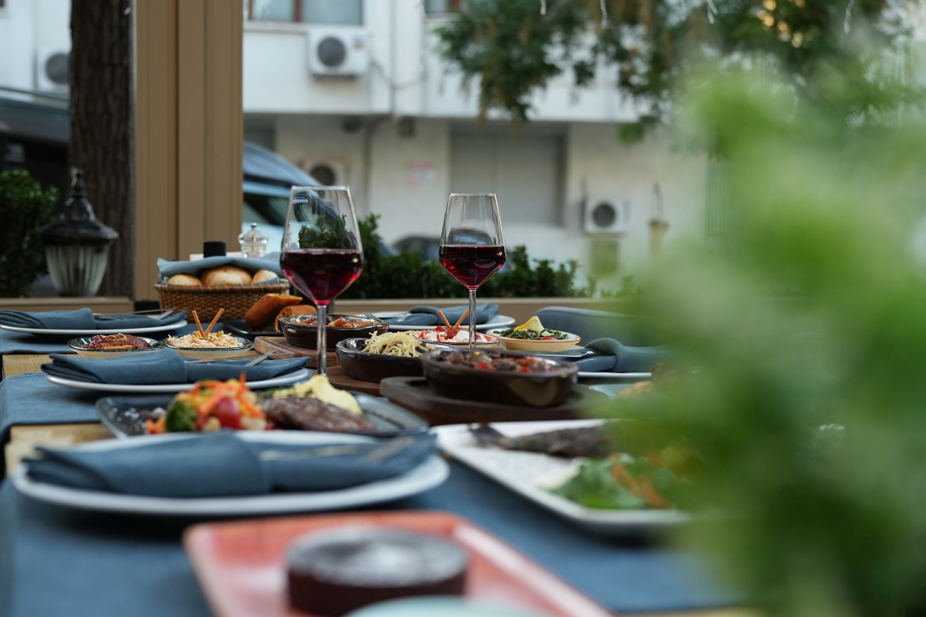 Comensales valorando la relación calidad-precio en un restaurante de cocina cuidada