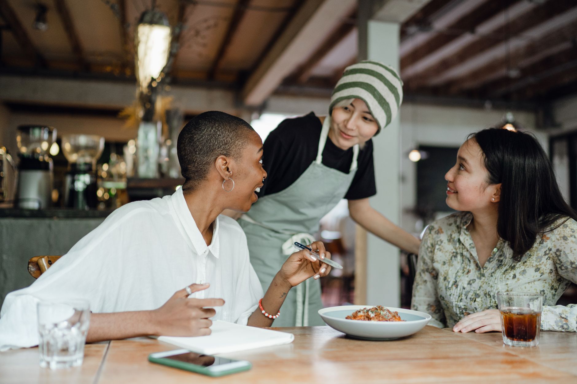 Clients profitant de leur exp&eacute;rience dans un restaurant
