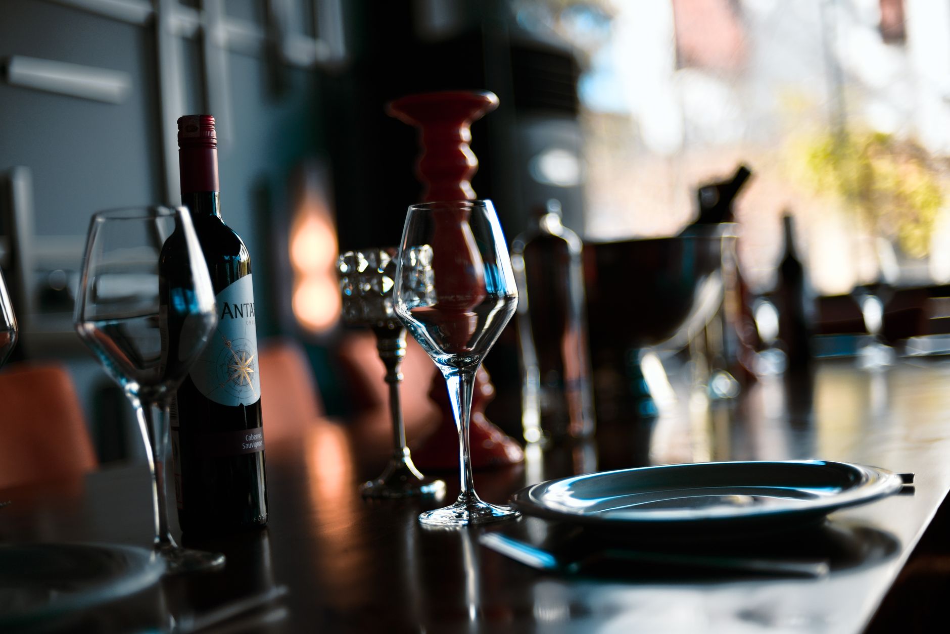 Int&eacute;rieur de restaurant avec bonne ambiance am&eacute;liorant l&rsquo;exp&eacute;rience client