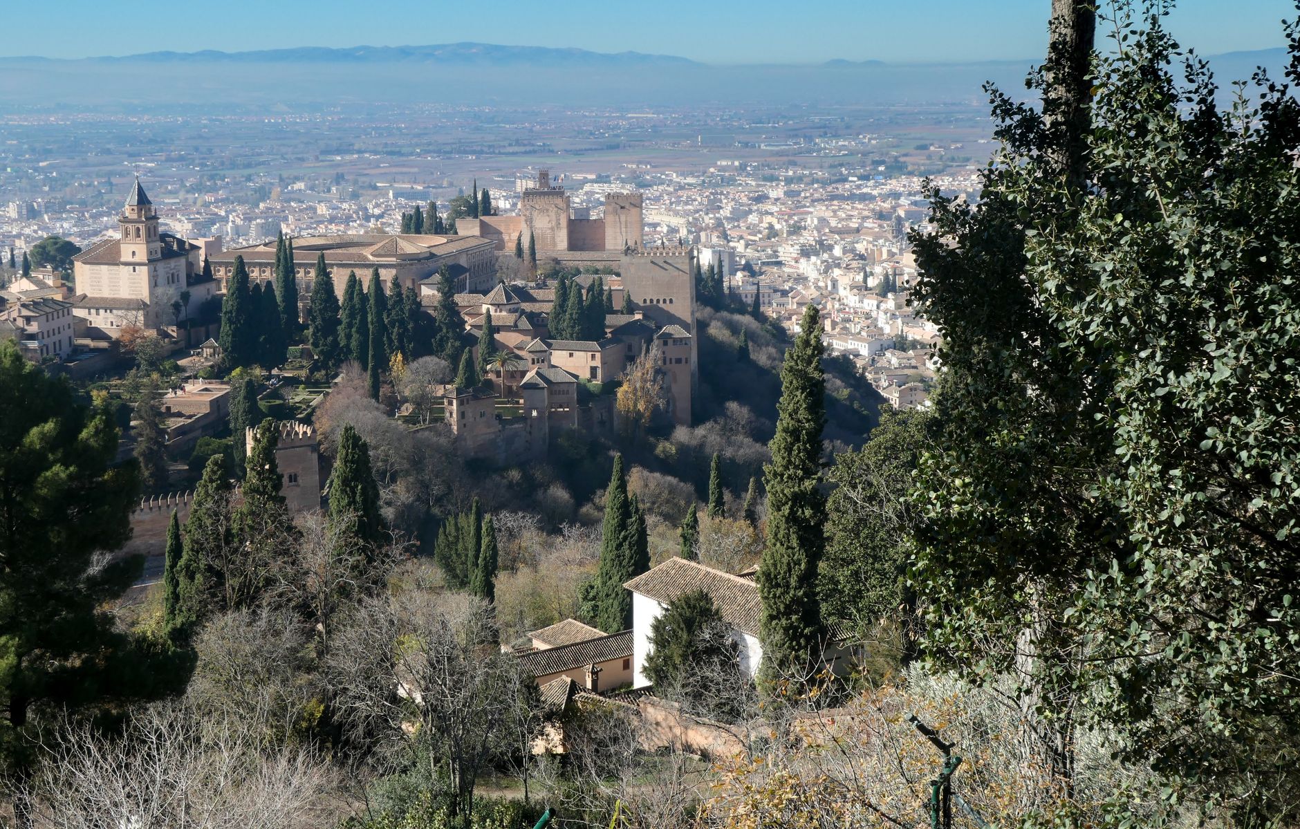Panorámica de Granada con la Alhambra al fondo, ciudad con activo sector turístico y hostelero