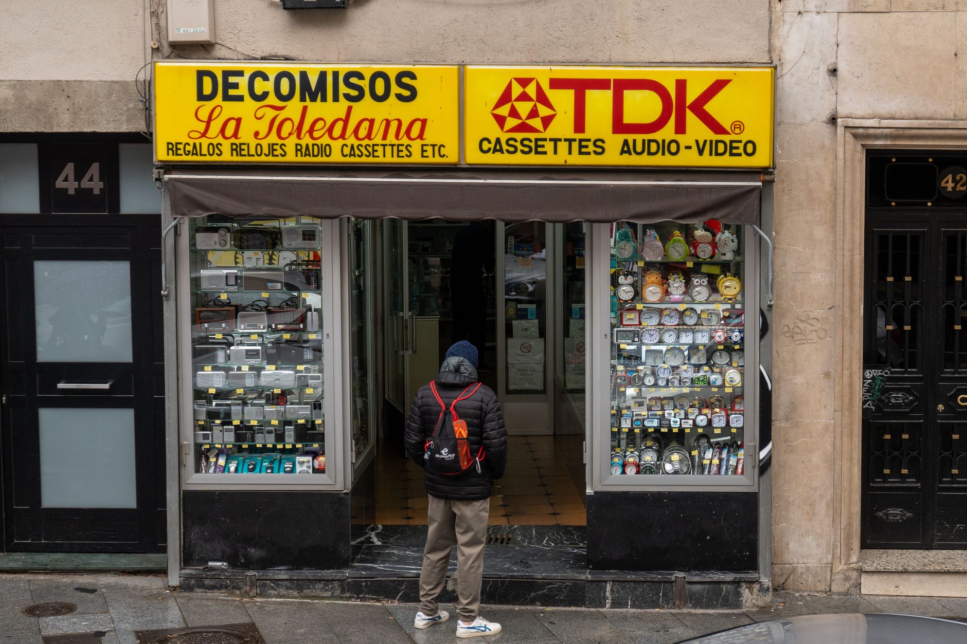 Empleada de tienda asesorando a cliente en Granada, escenario típico de auditoría mystery shopper