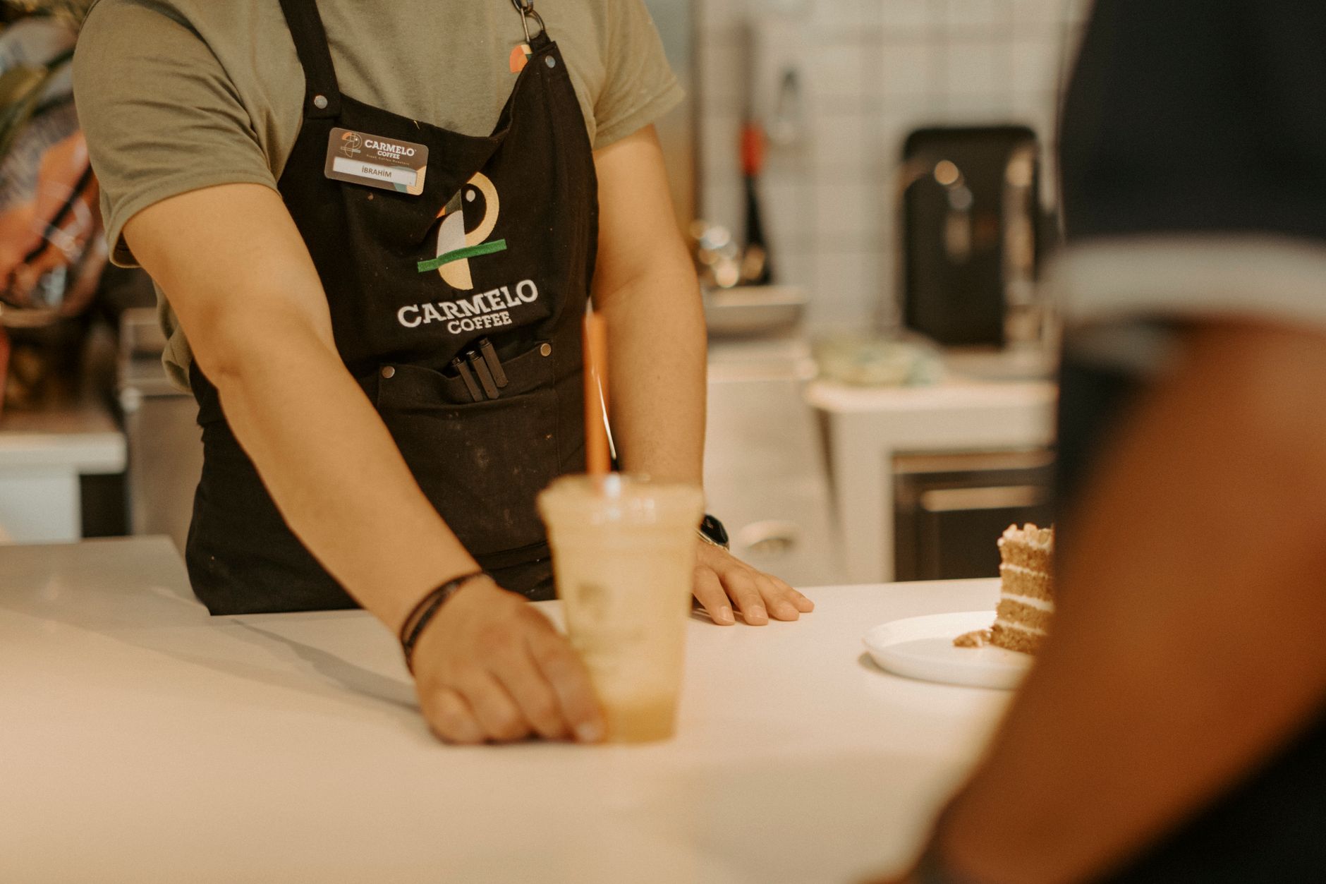 Cliente siendo atendido en una cafetería de Guadalajara
