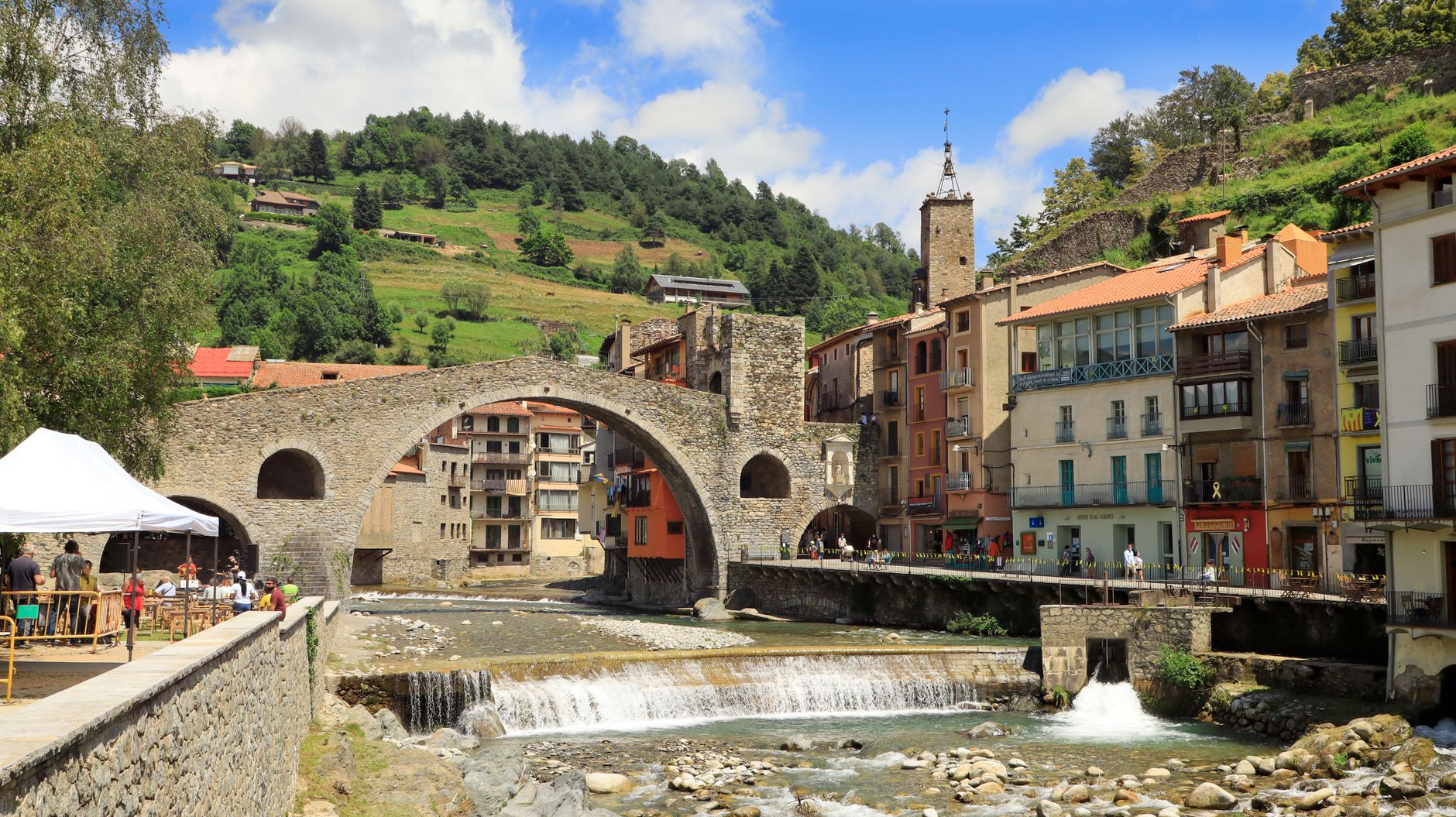 Entorno del Prepirineo de Huesca con turismo y comercio auditado por mystery shopper
