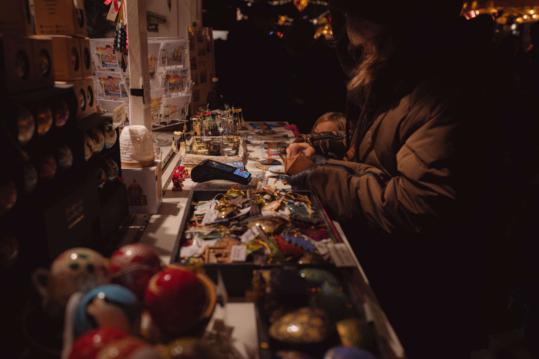 Comerciante atendiendo a turistas en un mercado artesanal de La Paz