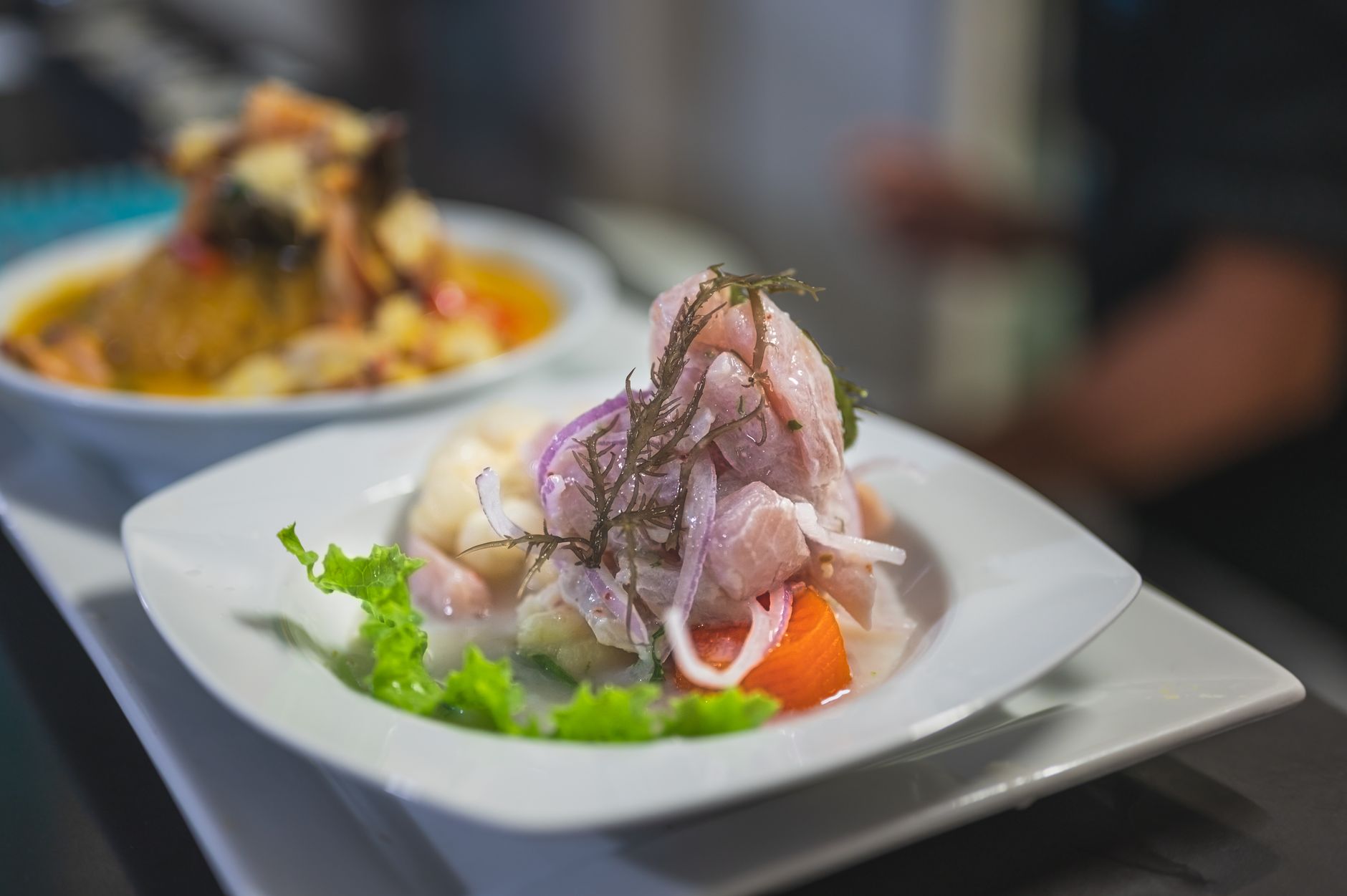 Plato de ceviche peruano servido en un restaurante de Lima