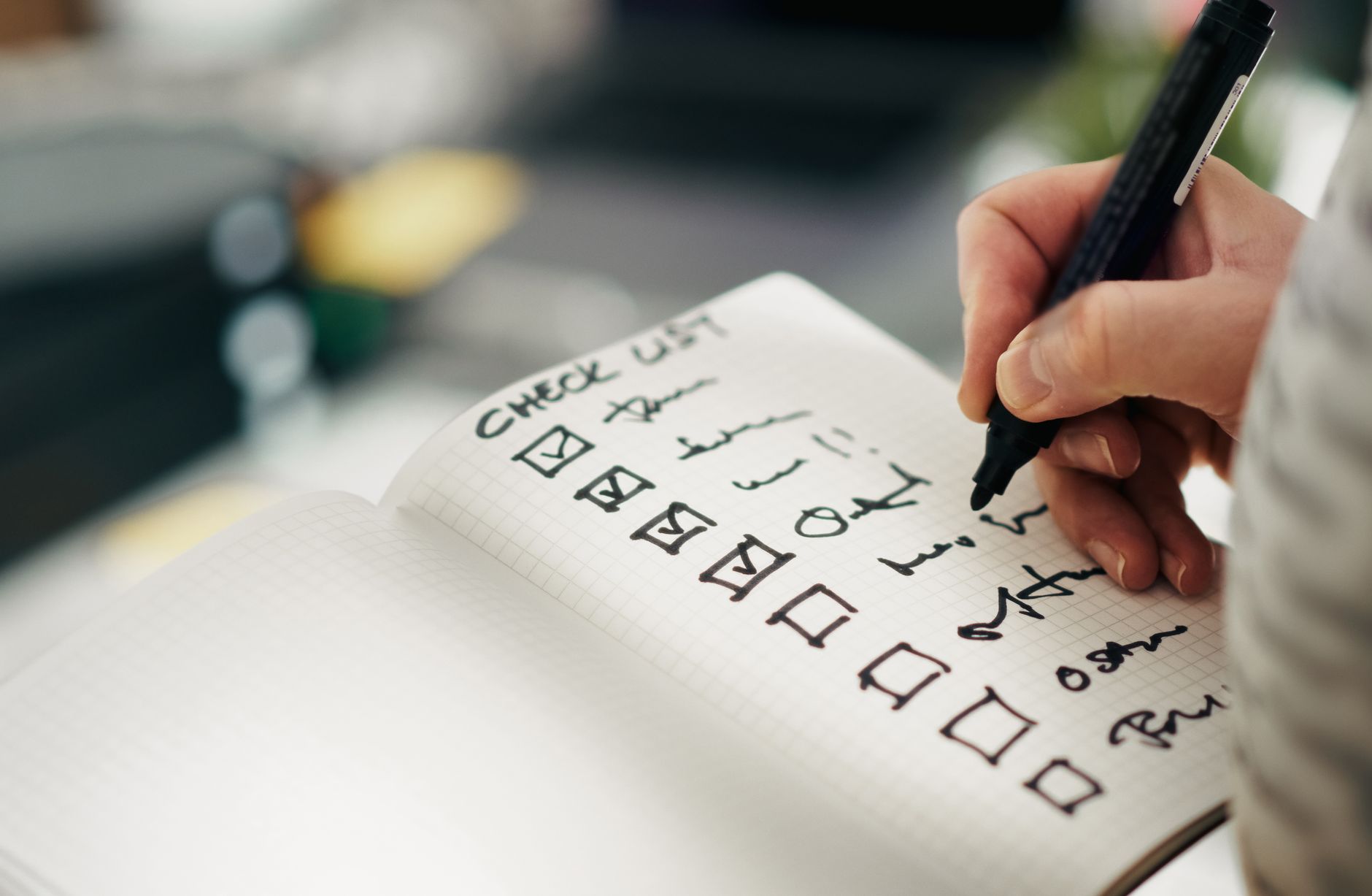 Auditor revisando un checklist de calidad de experiencia de cliente en Lima