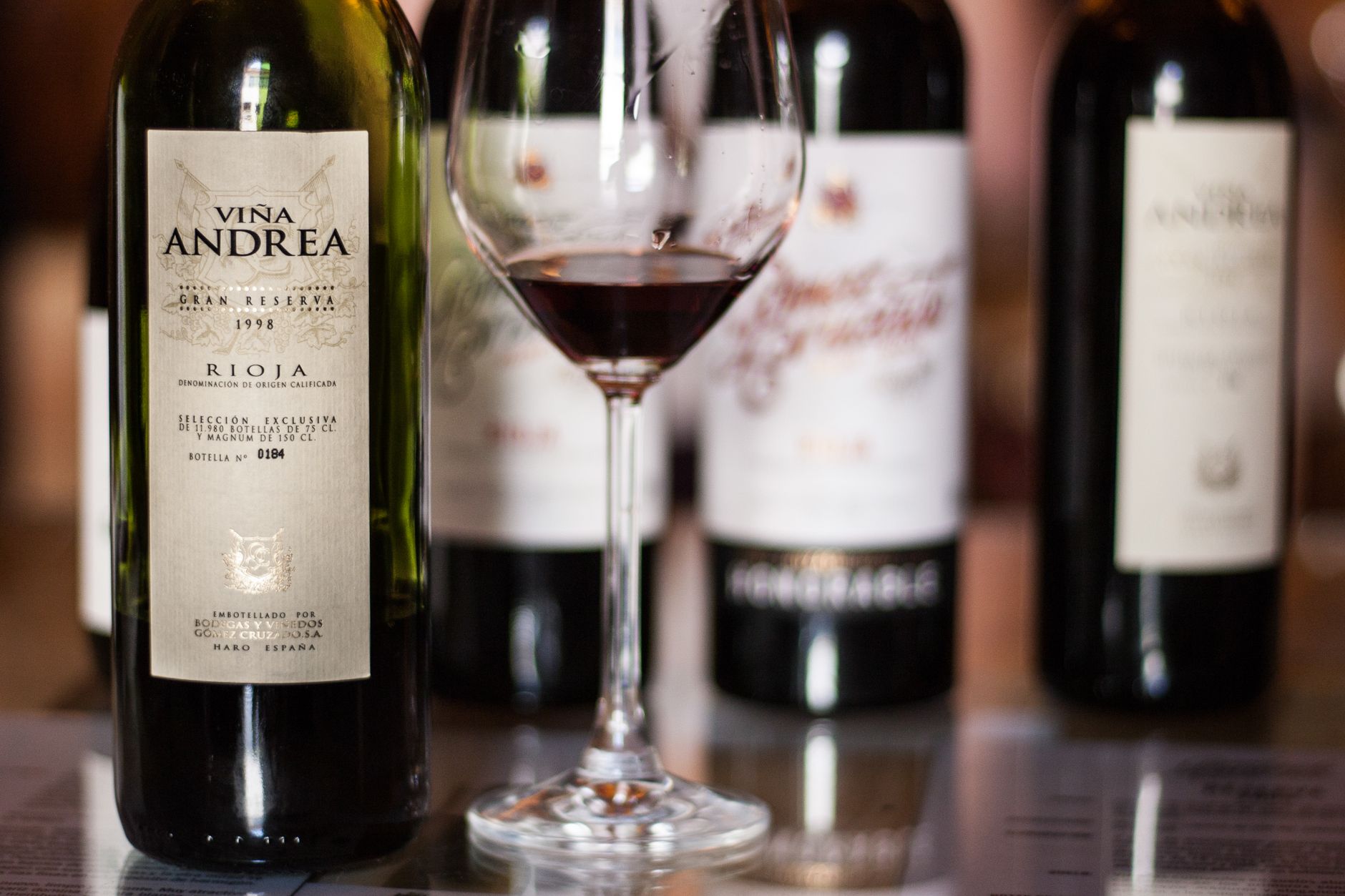 Cata de vino en una bodega de La Rioja evaluada mediante mystery guest enoturístico