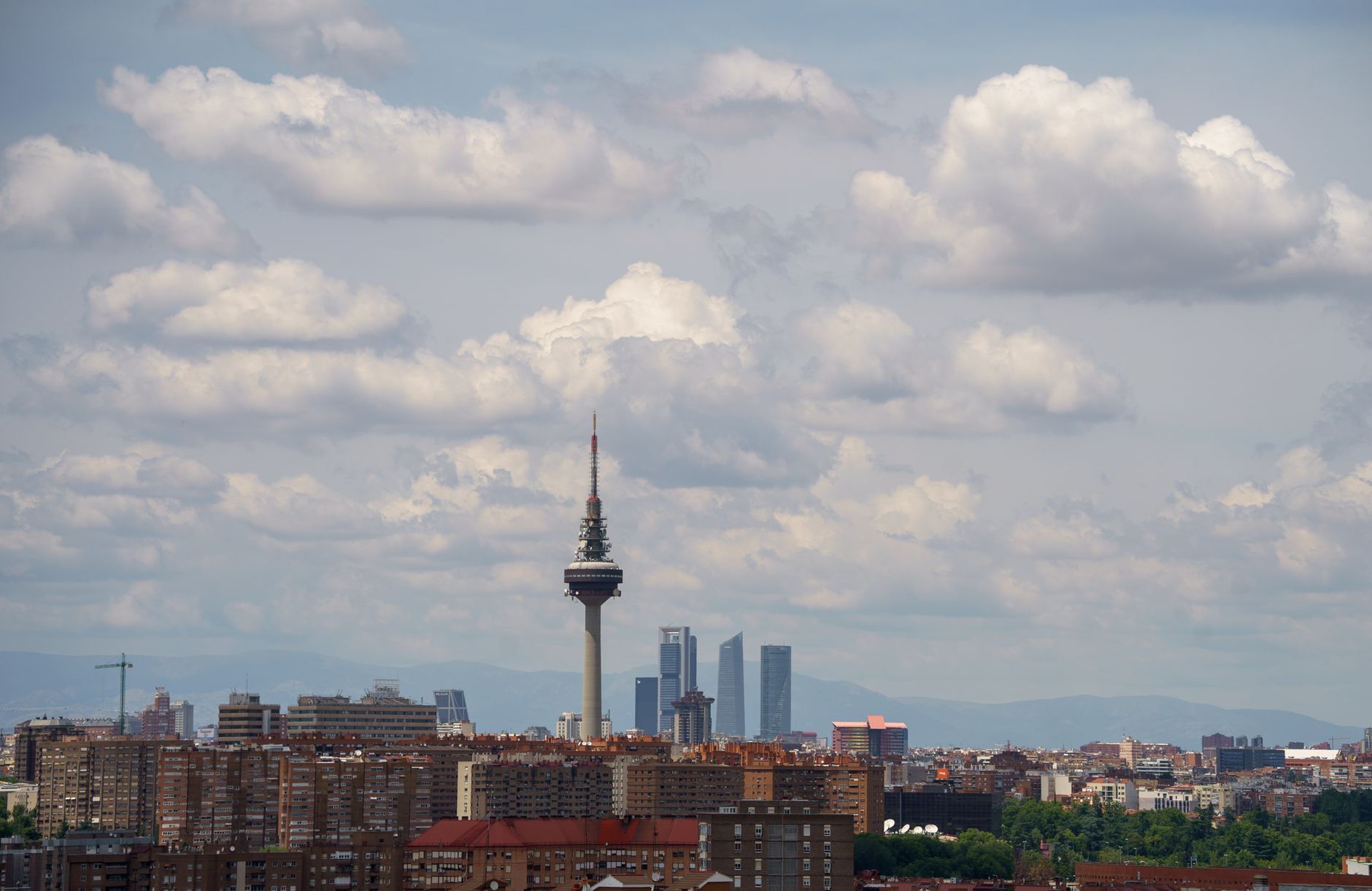 Skyline y distrito de negocios de Madrid donde opera el mystery shopper