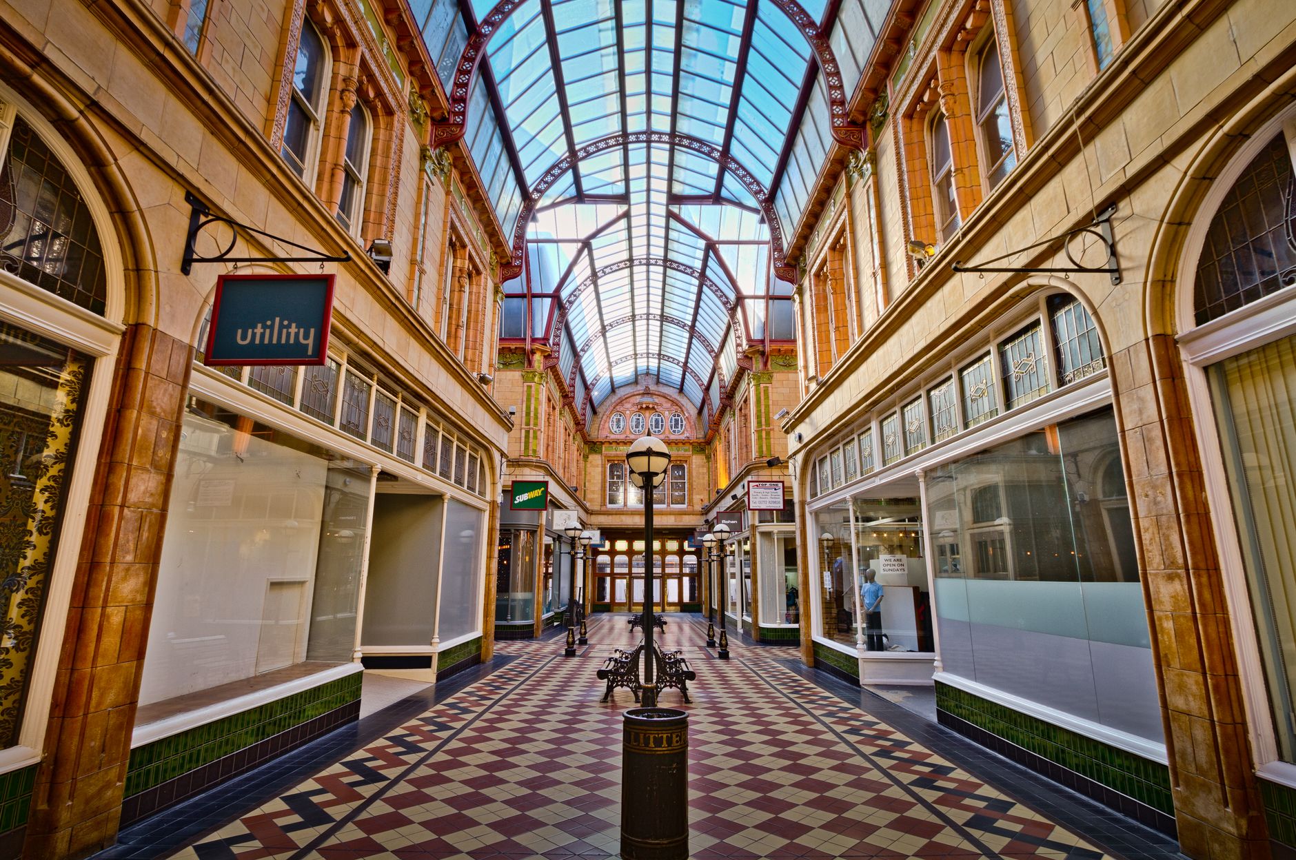 Interno di negozio di moda a Malaga valutato da mystery shopper per il controllo qualit&agrave;