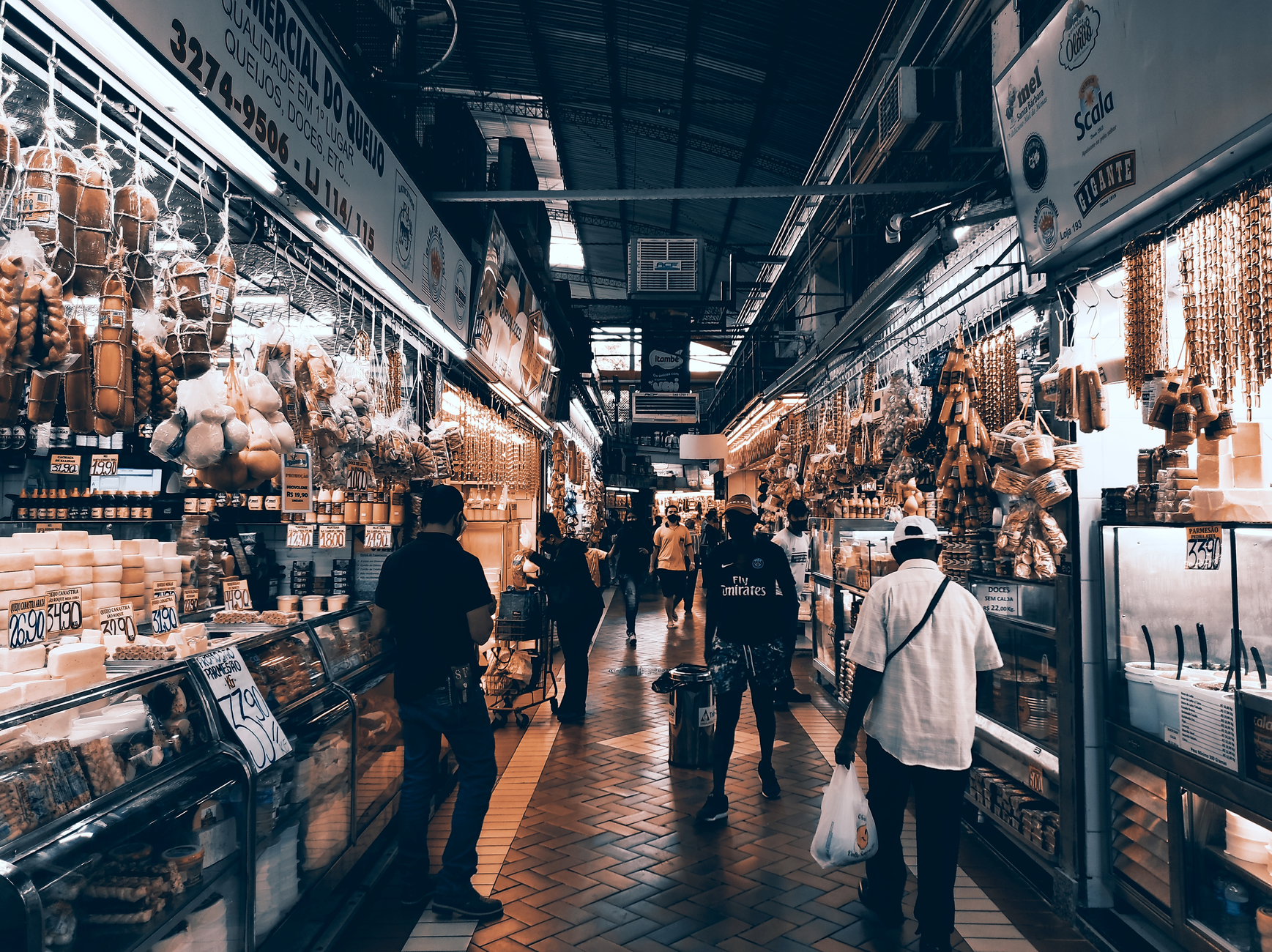 Cliente comprando en una tienda de retail de un centro comercial de Medellín