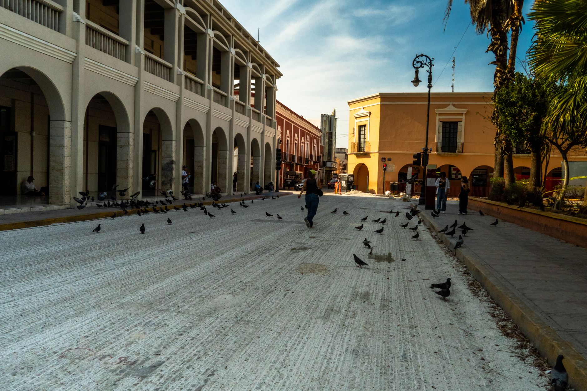 Calle colonial del centro histórico de Mérida, Yucatán, con fuerte actividad comercial y turística