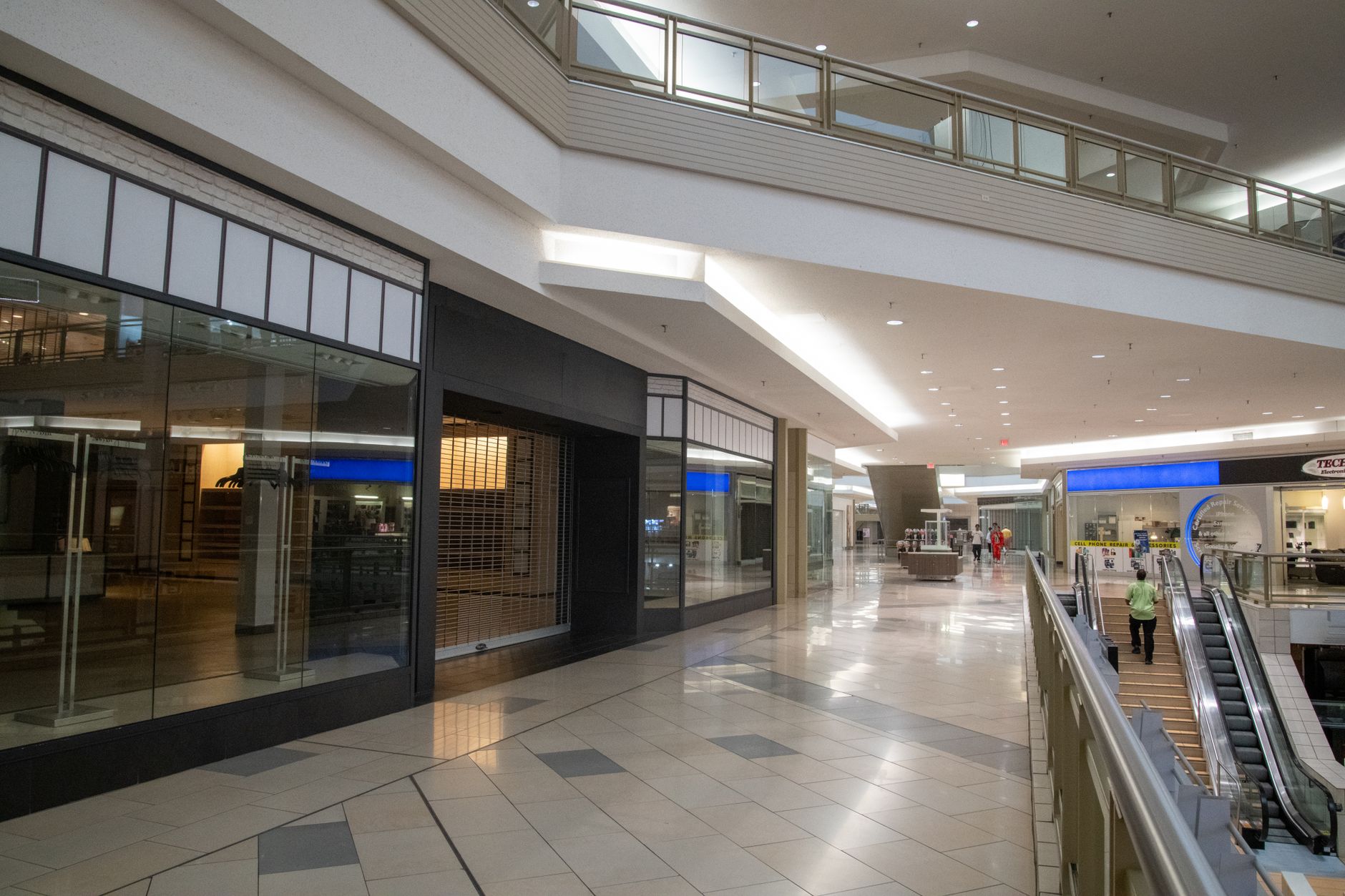 Interior de centro comercial con tiendas retail, sector auditado por mystery shopper en Mérida