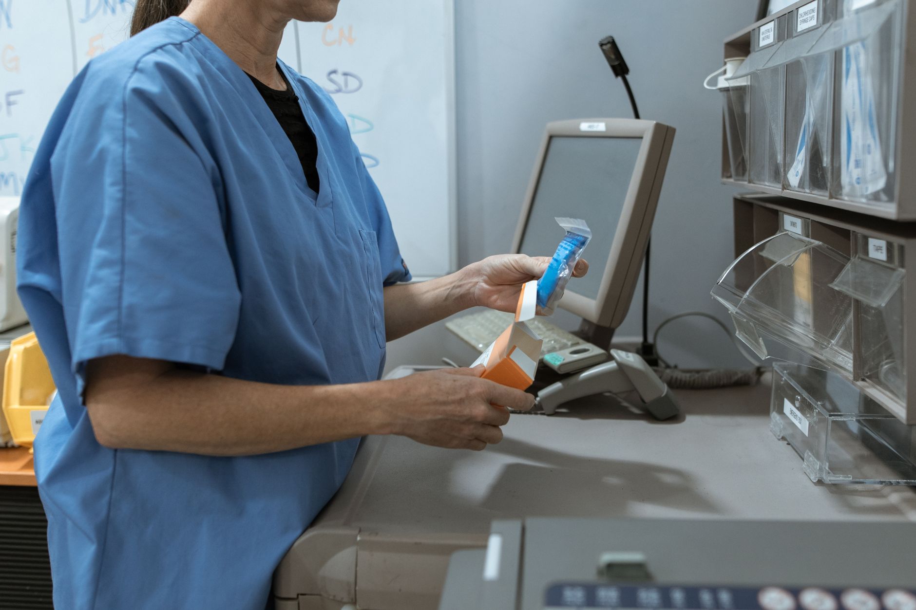 Personal de farmacia atendiendo a un cliente, sector con mystery shopper en Mexicali