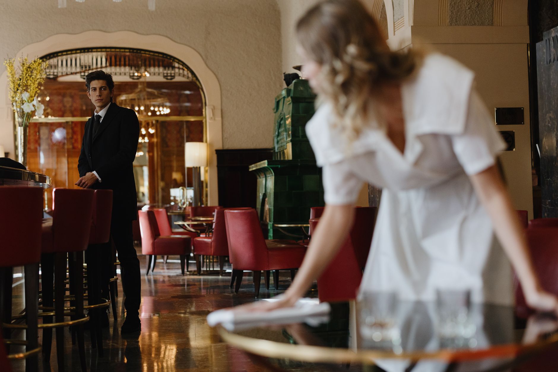 Camarero profesional atendiendo mesa en restaurante con servicio de alta calidad
