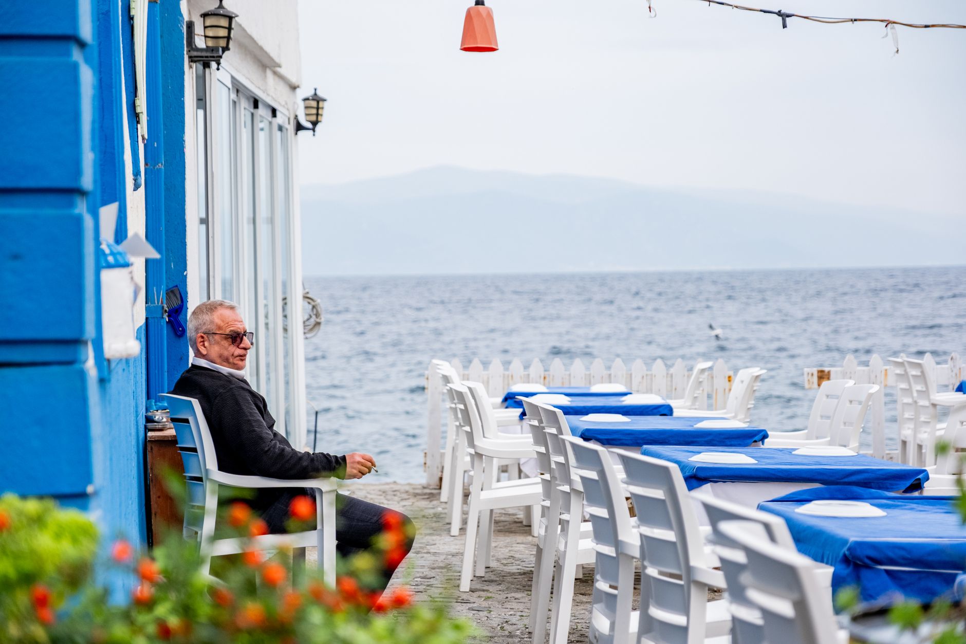Terraza de restaurante mediterráneo en Estepona evaluada con mystery diner