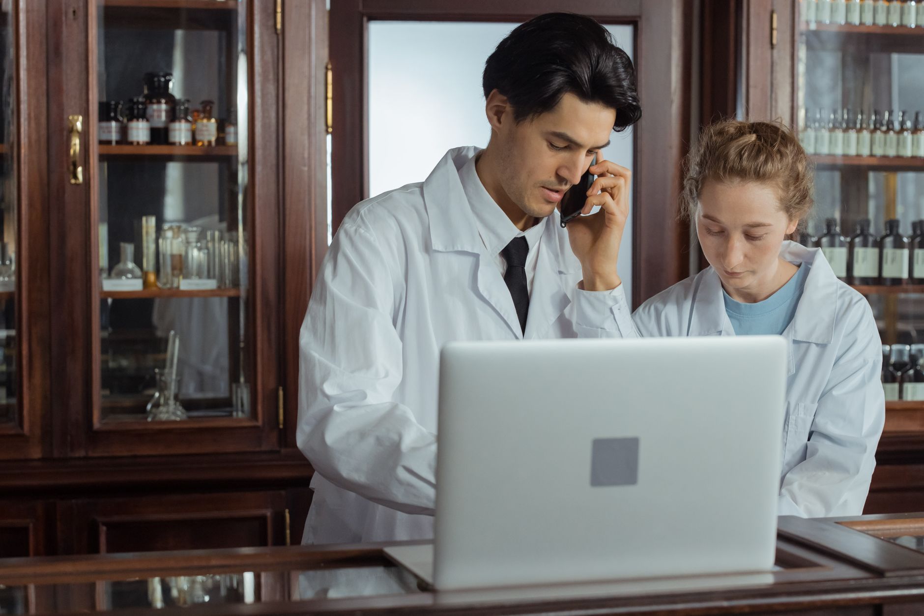 Pharmacien conseillant un client dans une officine : moment clé évalué lors d'un mystery shopper en pharmacie