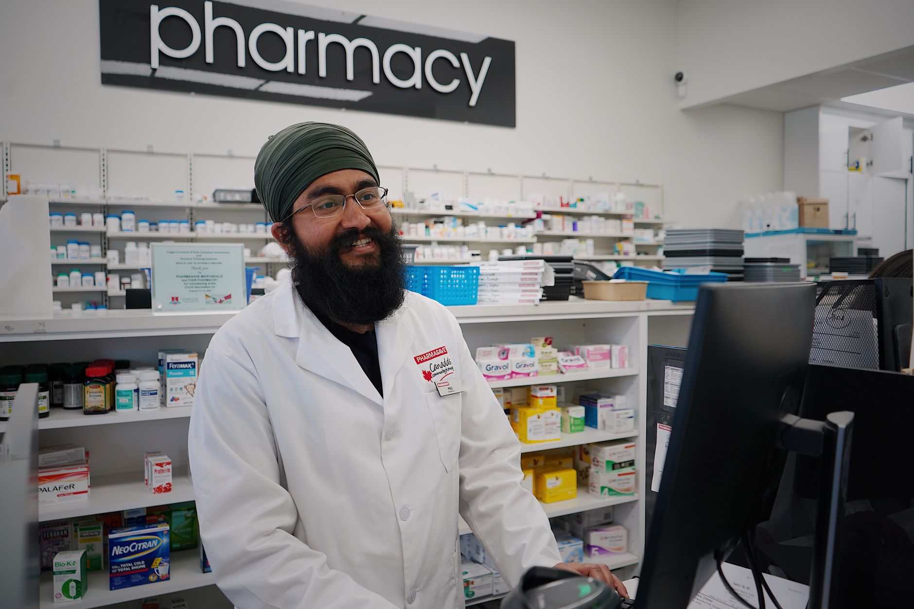 Audit d'expérience client en pharmacie : l'évaluateur enregistre le conseil pharmaceutique reçu