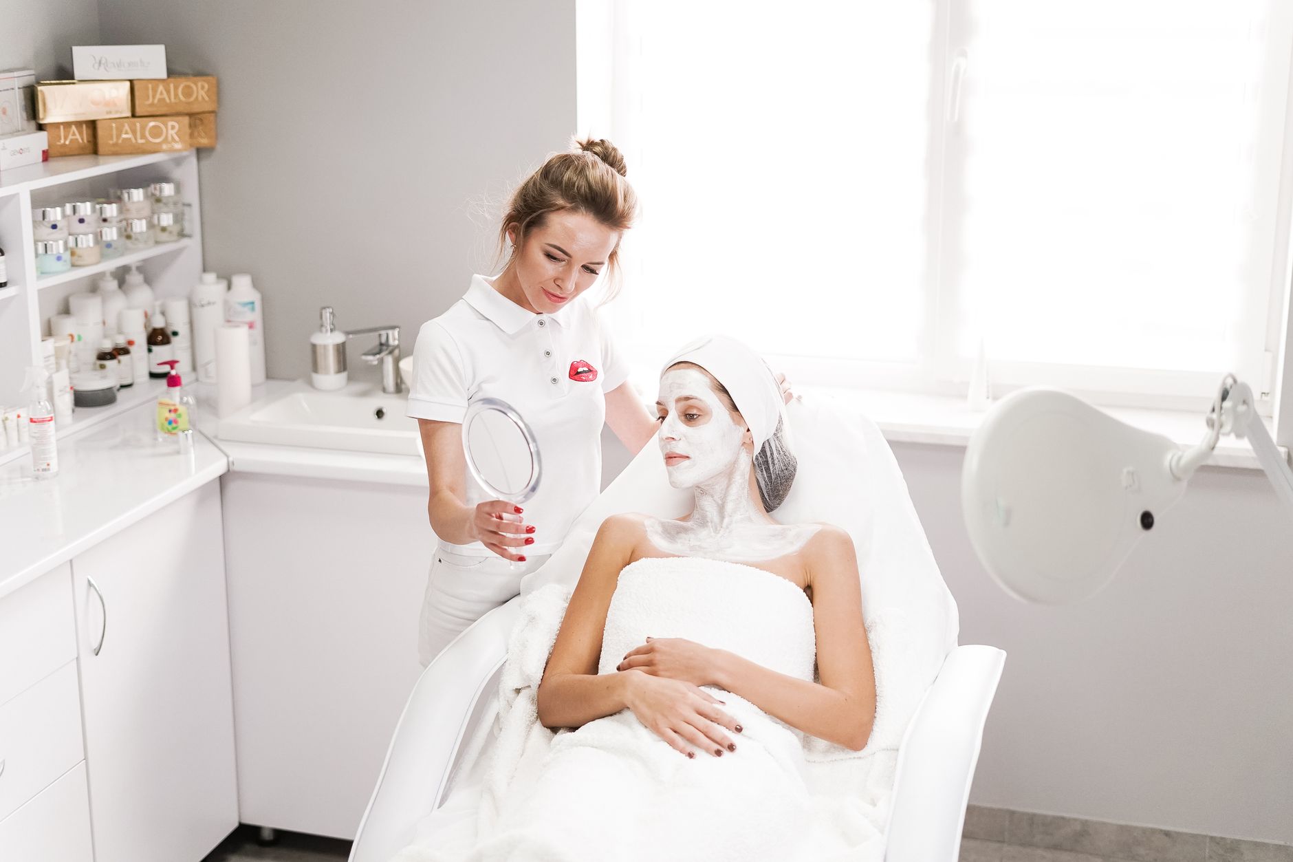 Esteticista realizando un tratamiento facial a una clienta durante una auditoría mystery shopper