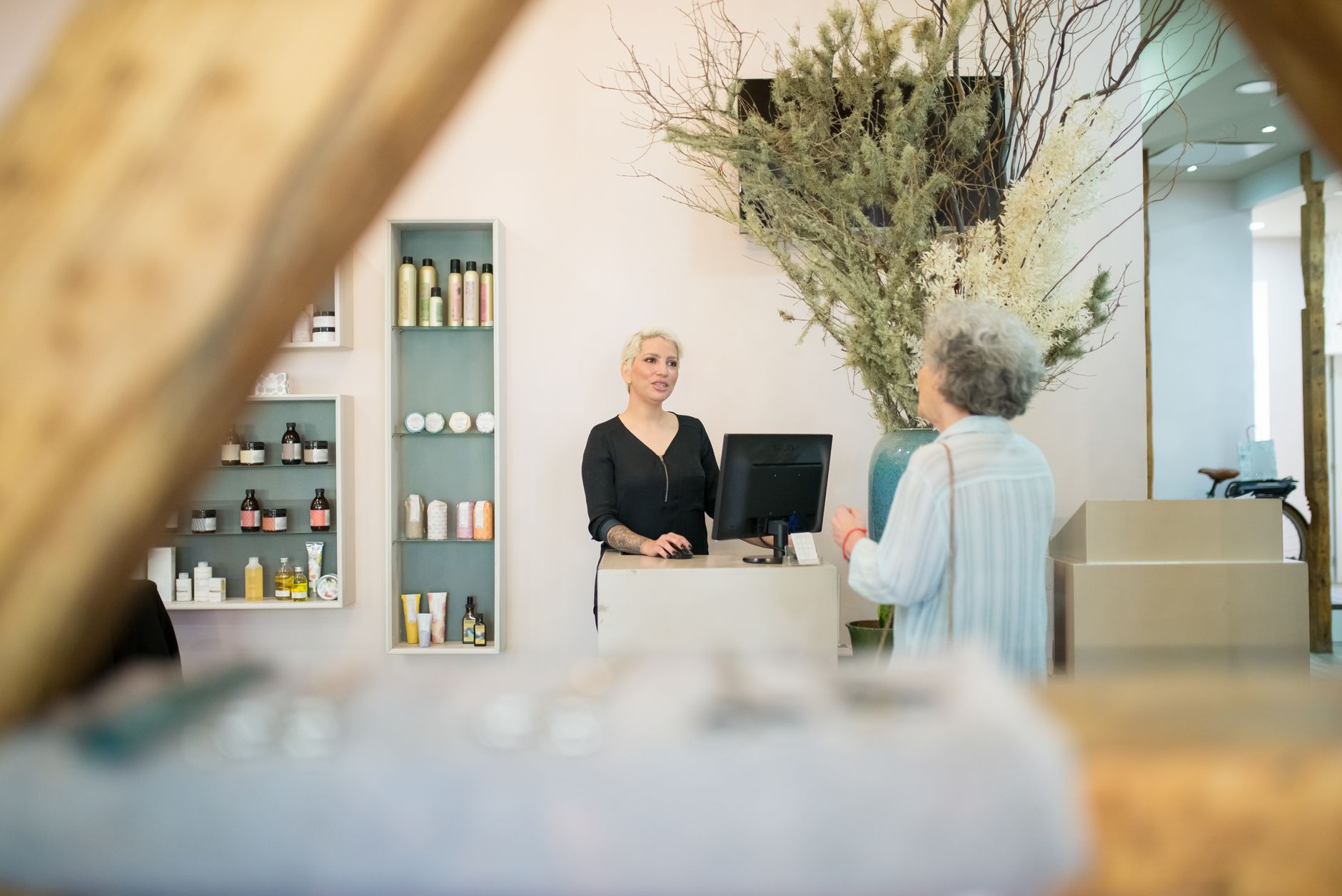 Recepción de un centro de estética con productos de desinfección visibles durante una auditoría mystery shopper