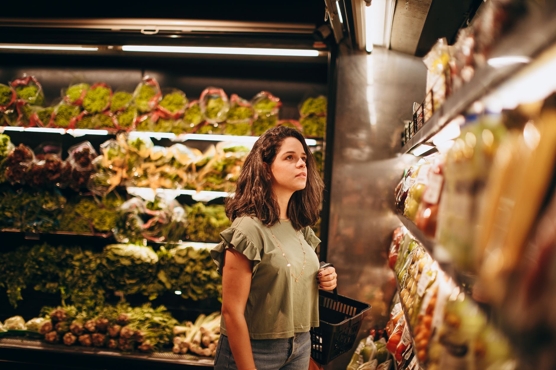 Cliente misterioso evaluando la experiencia de compra en supermercado — mystery shopper distribución alimentaria
