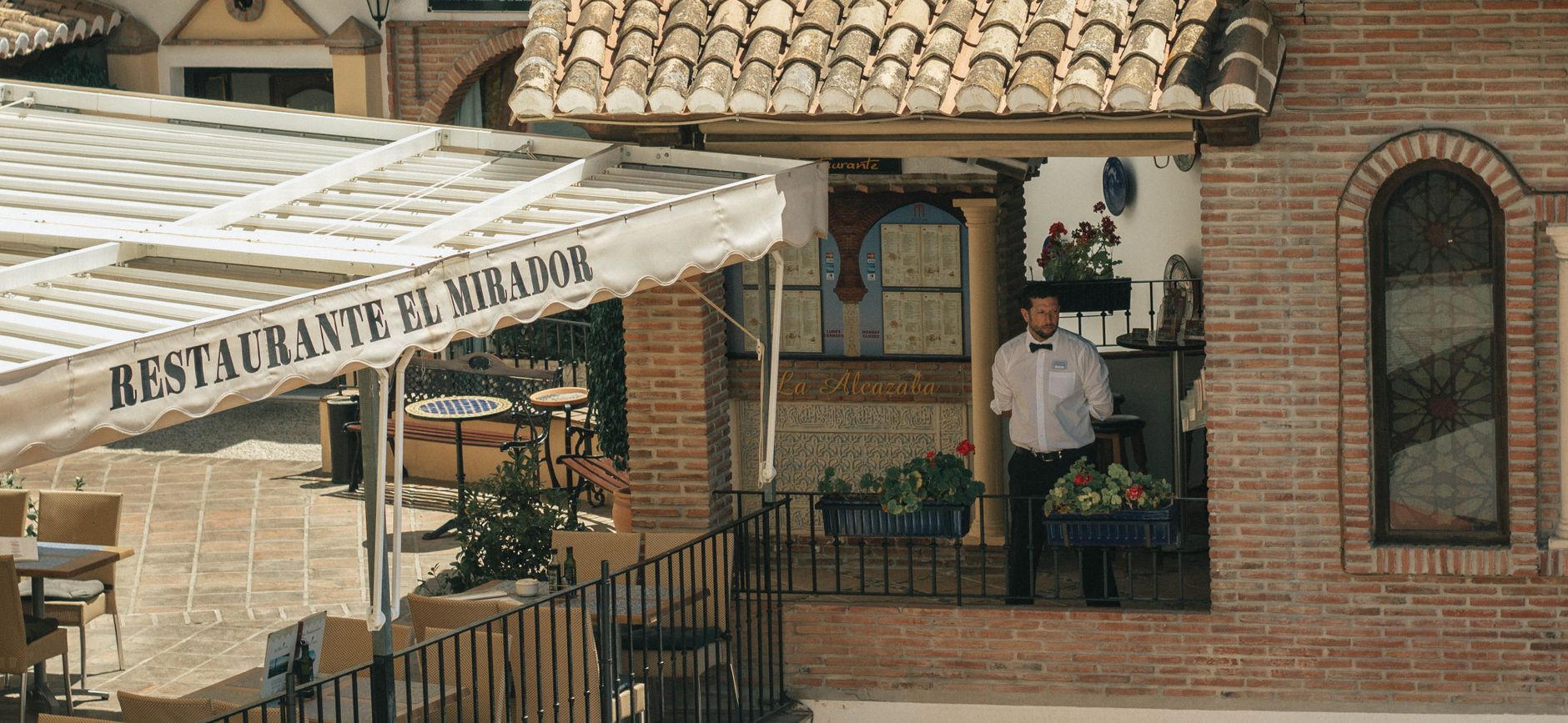 Camarero atendiendo una terraza en un restaurante turístico de Palma de Mallorca