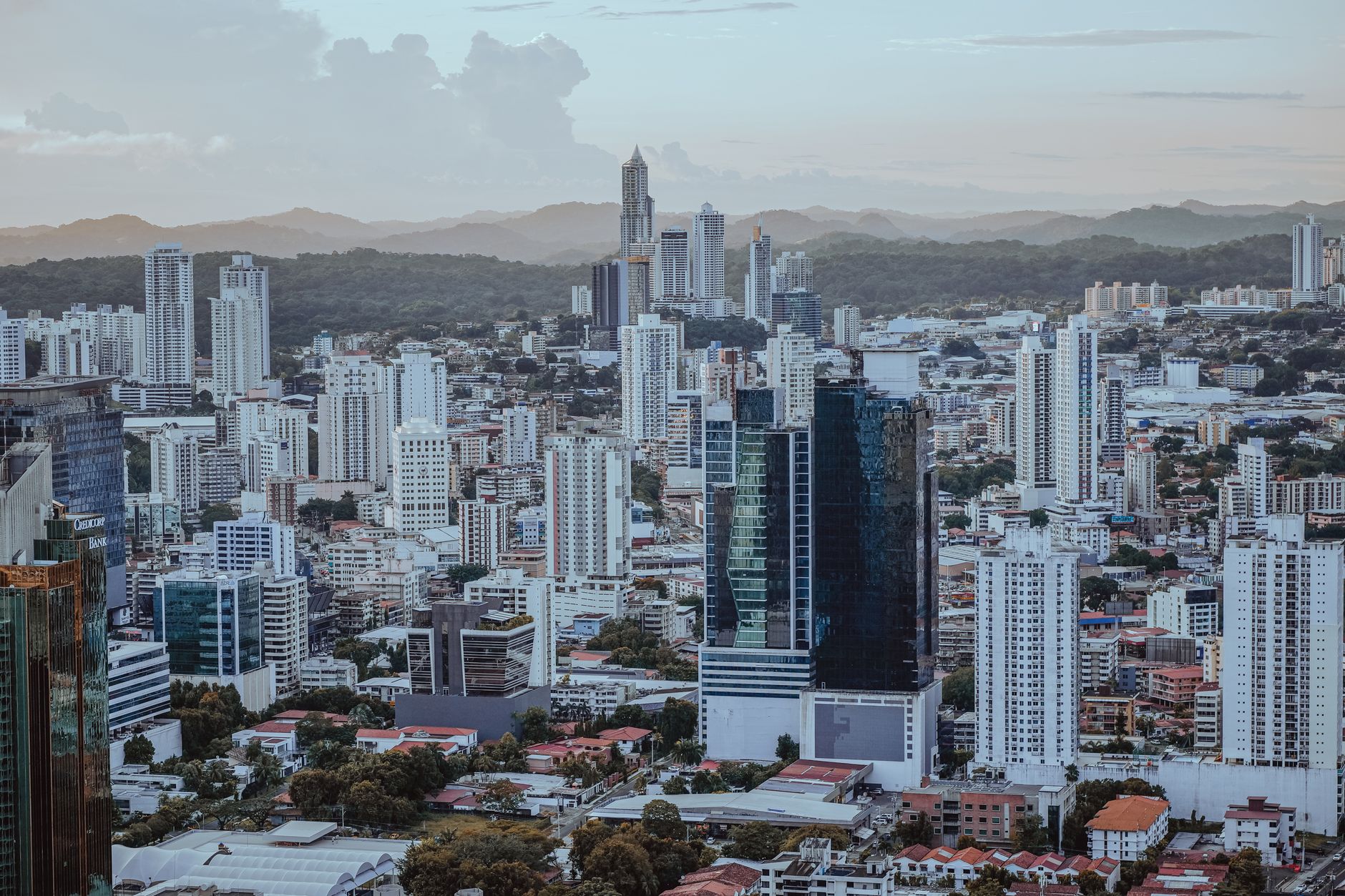 Vista del skyline financiero de Ciudad de Panamá, principal hub de banca y servicios donde se aplica el mystery shopper