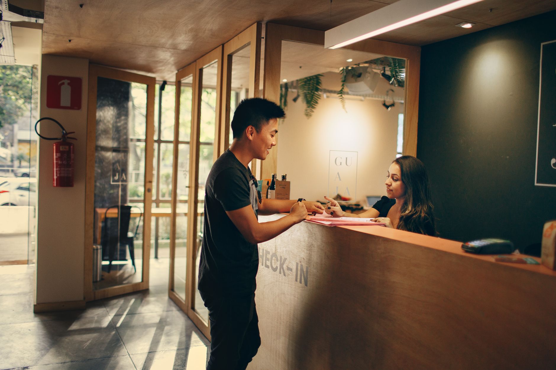 Recepción de hotel atendiendo a un cliente, uno de los sectores con más auditorías mystery guest en Panamá