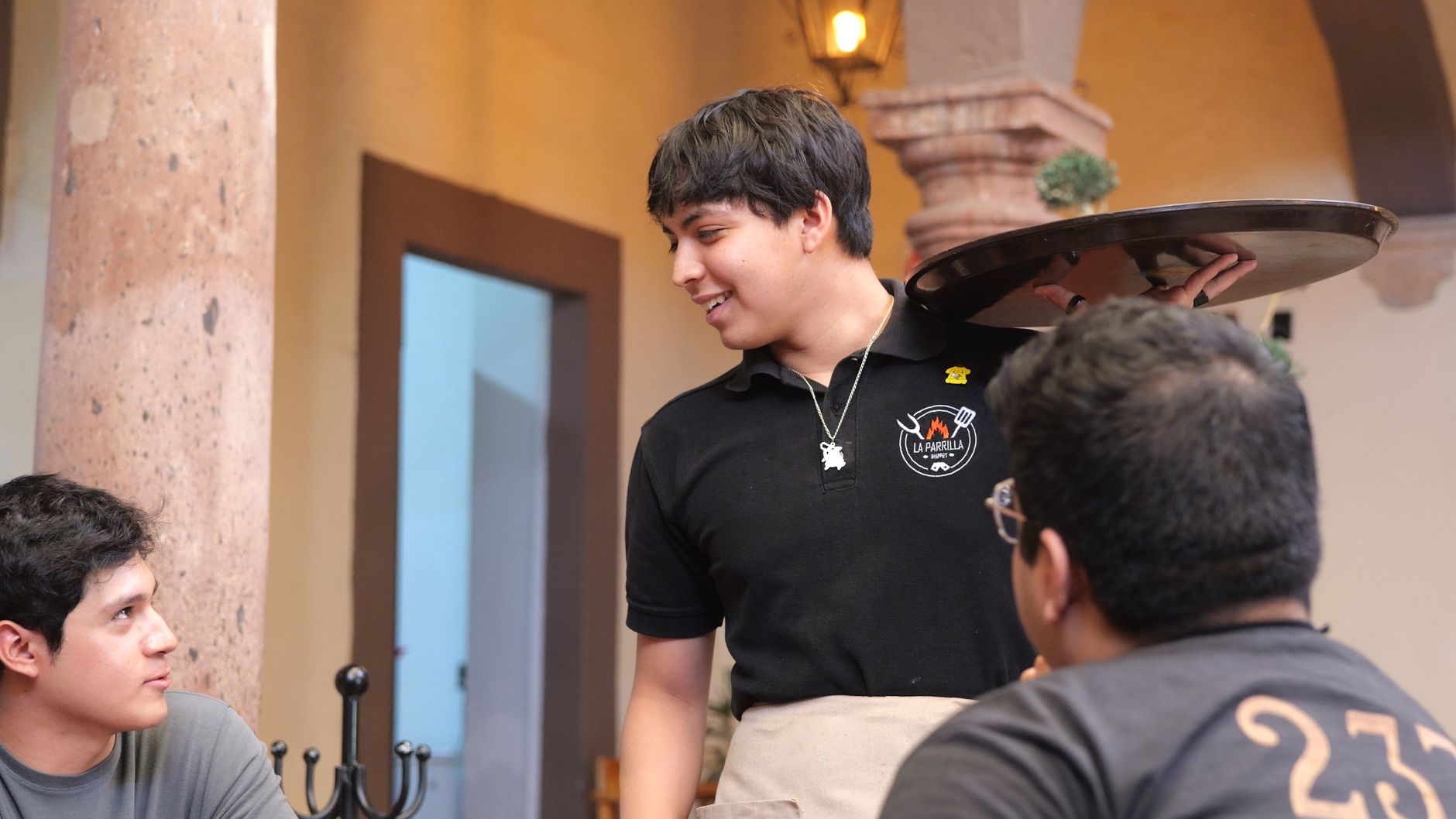 Camarero atendiendo a un comensal en un restaurante del Centro Histórico de Puebla