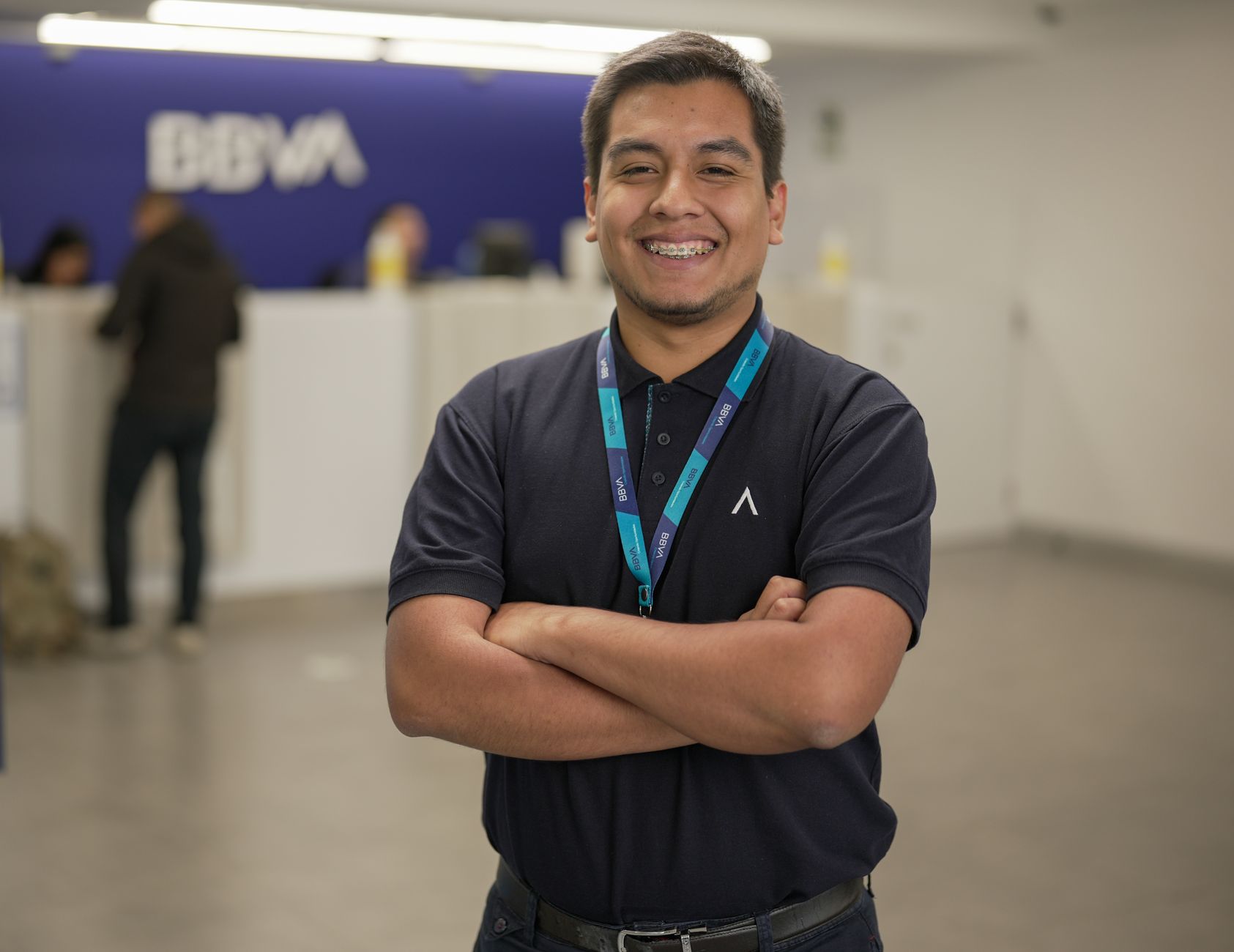 Empleado de banco atendiendo a un cliente en una sucursal de San José