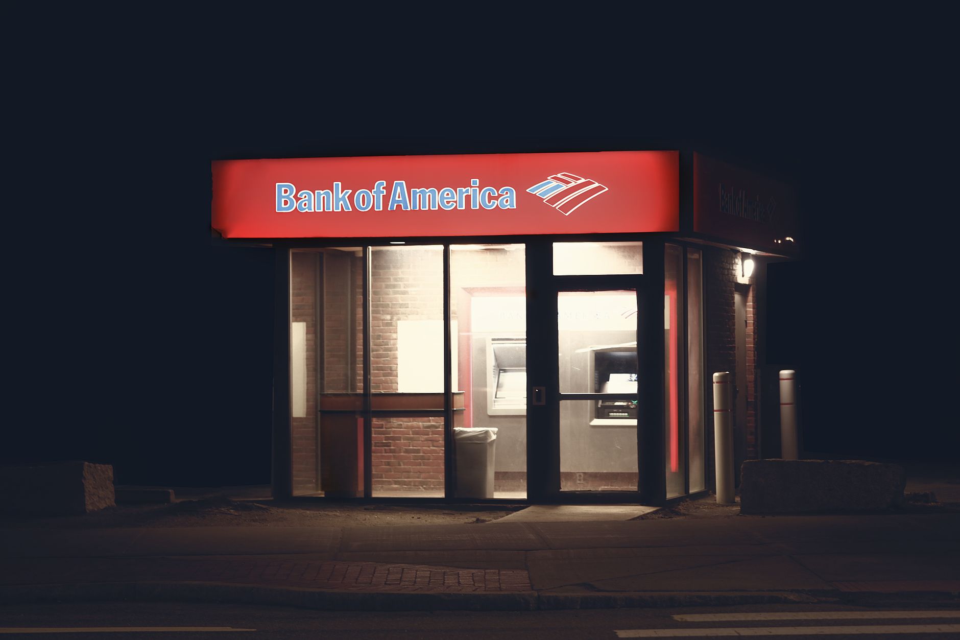 Empleado de banco atendiendo a un cliente en una sucursal de Santa Cruz de la Sierra