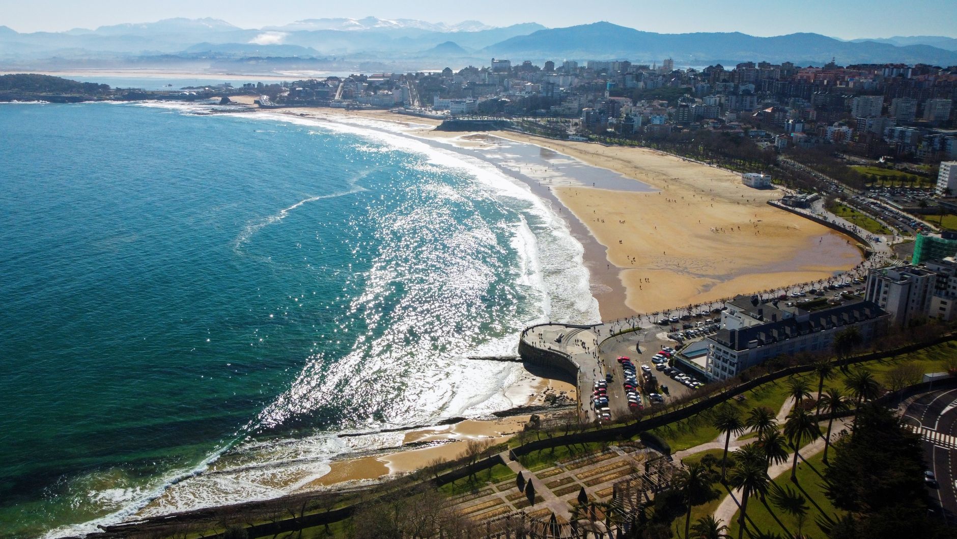 Vista de la bahía de Santander, capital de Cantabria con activo sector turístico y bancario