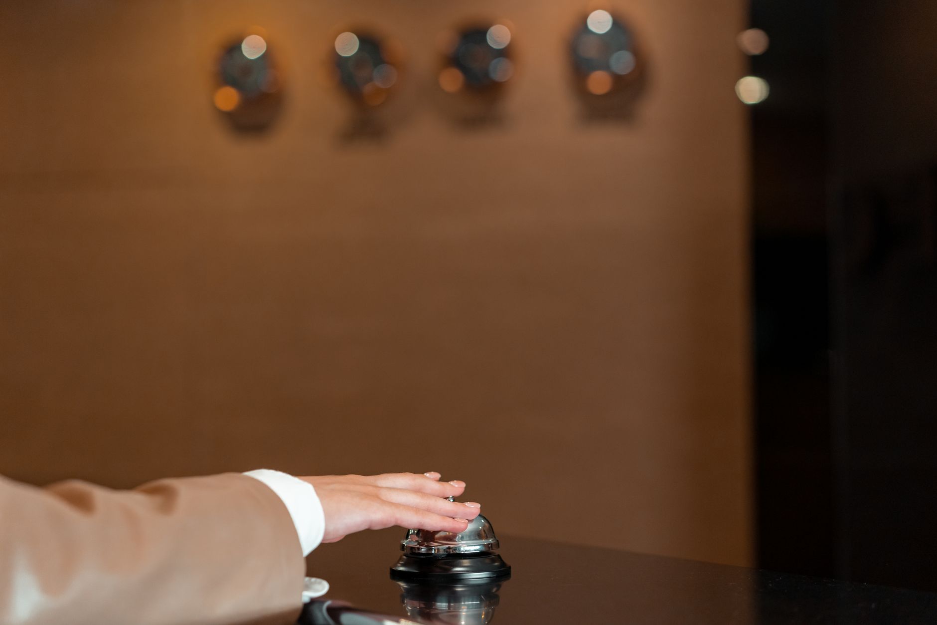 Recepción de hotel en Santander siendo evaluada por mystery guest como parte de auditoría de calidad