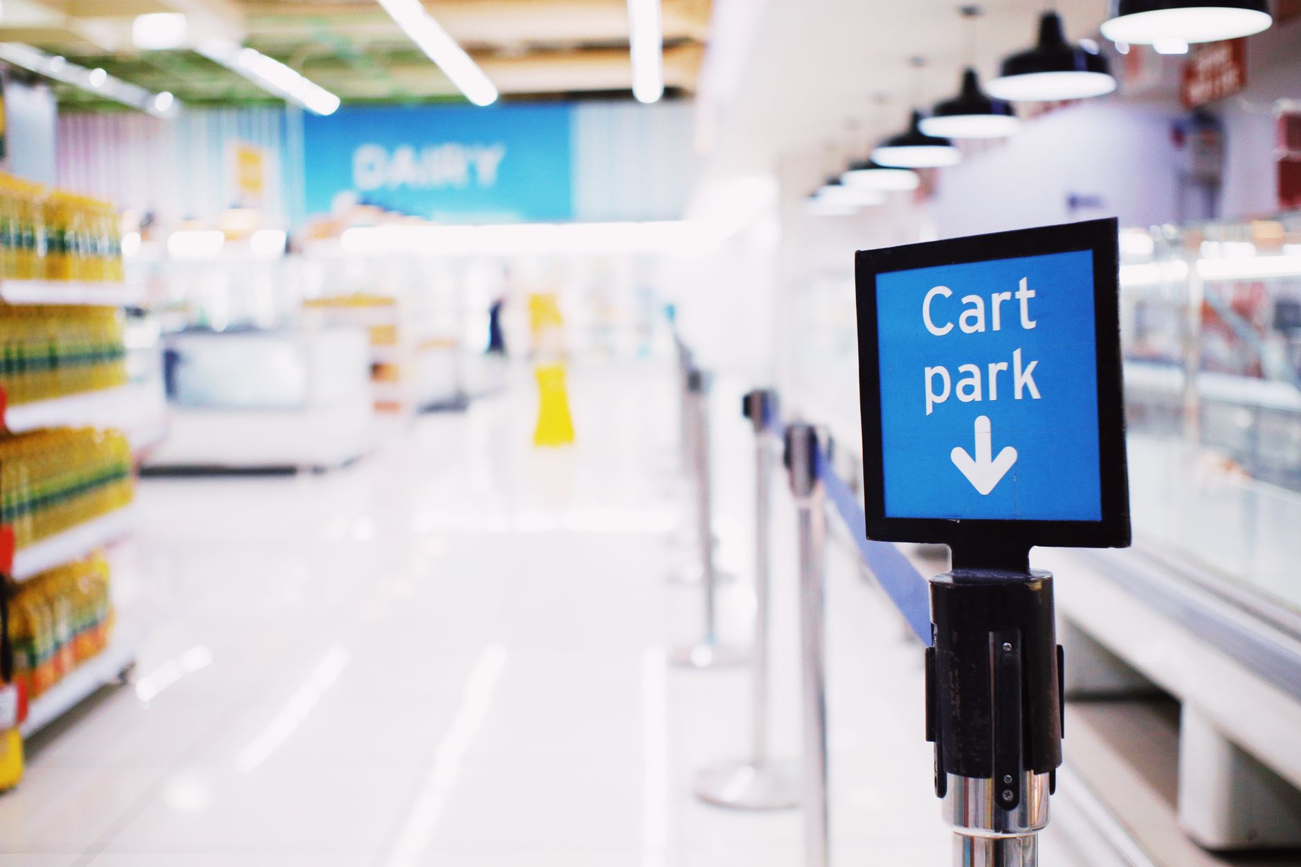 Cliente recorriendo los pasillos de un supermercado en Santiago de Chile