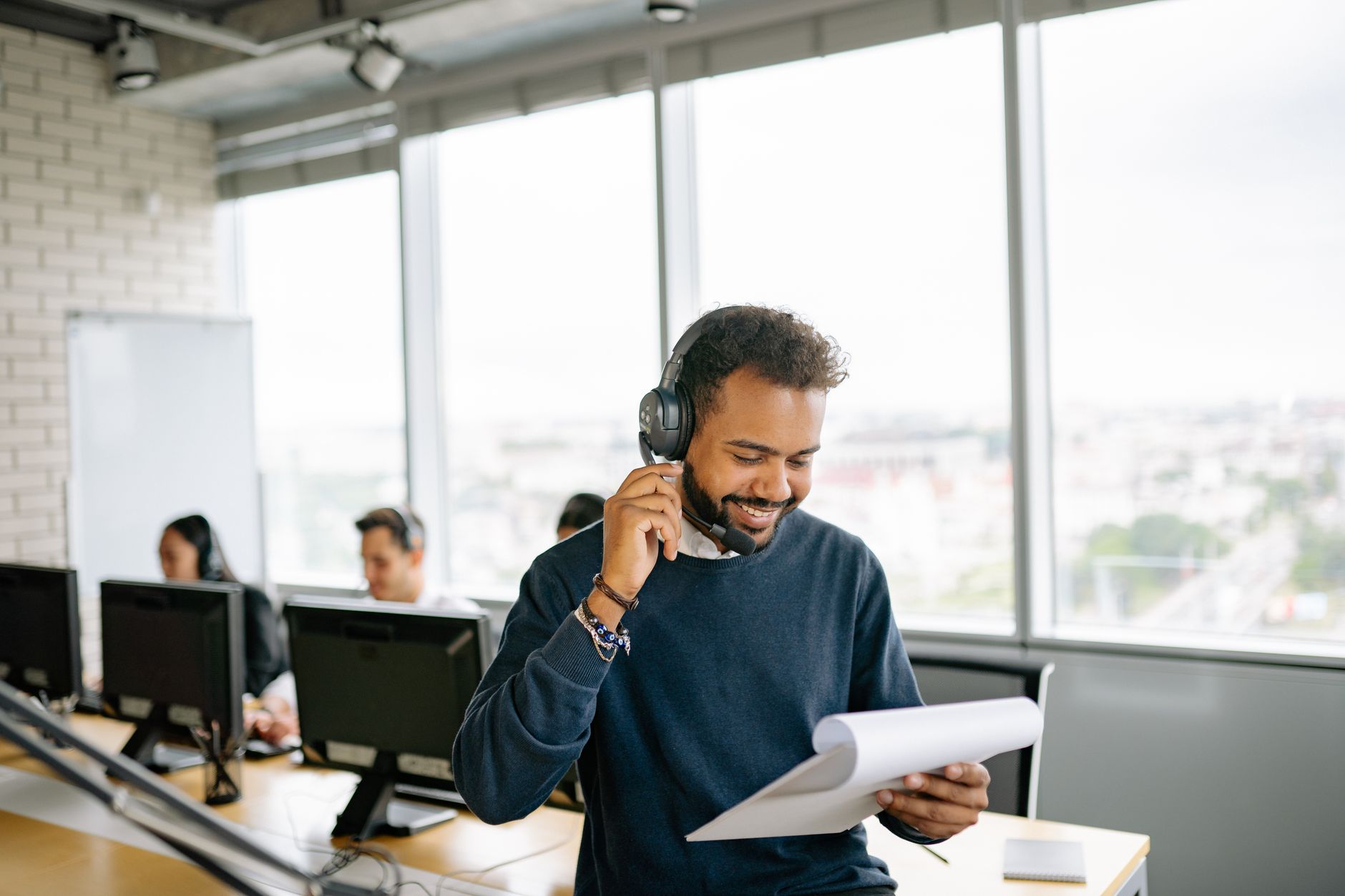 Encuesta de satisfacción de cliente y ficha de feedback en una oficina