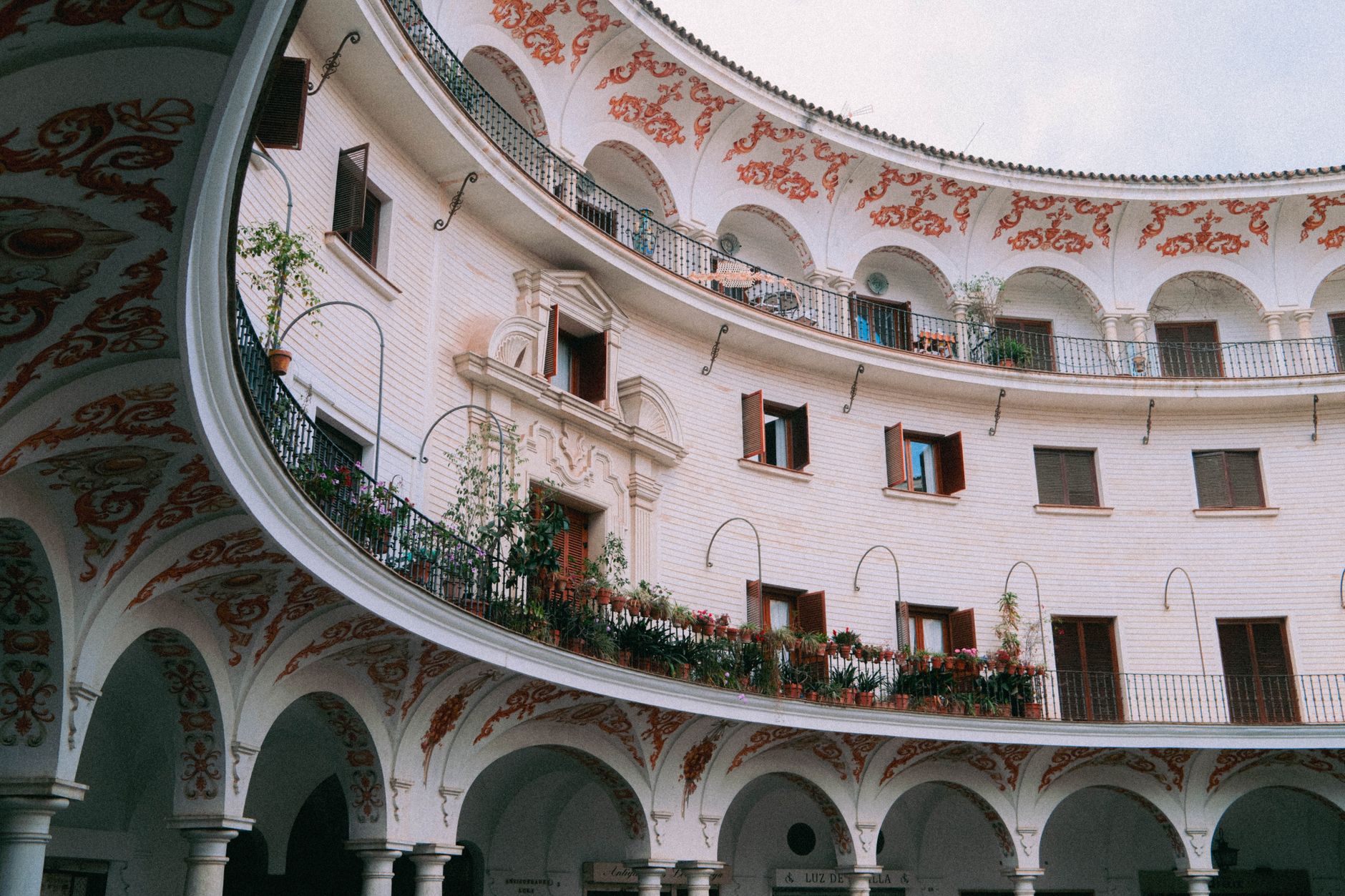 Arquitectura sevillana con turistas paseando por el casco histórico, contexto ideal para auditorías mystery shopper