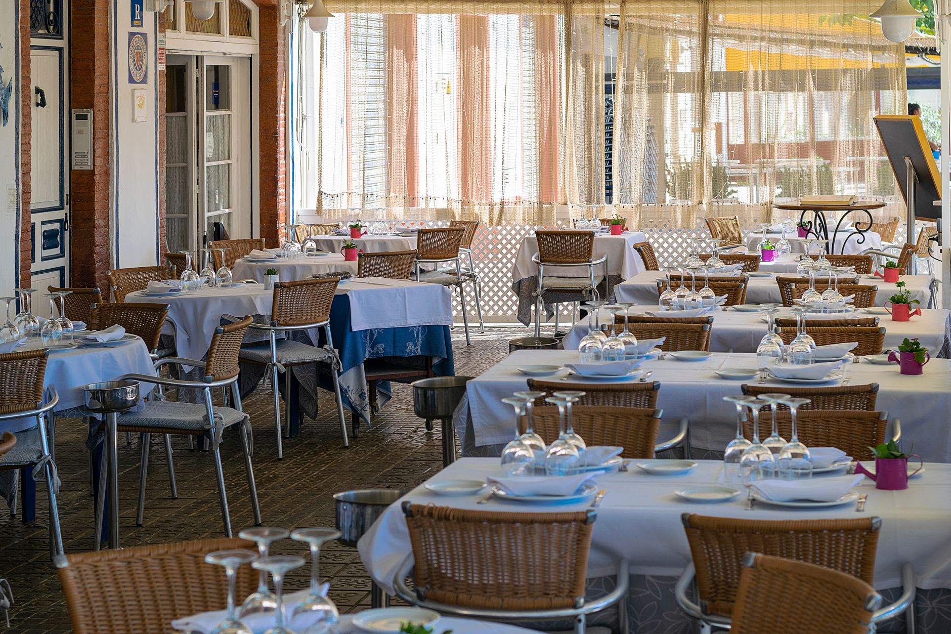 Mesa de restaurante con platos de cocina española preparada para una auditoría mystery diner en Sevilla